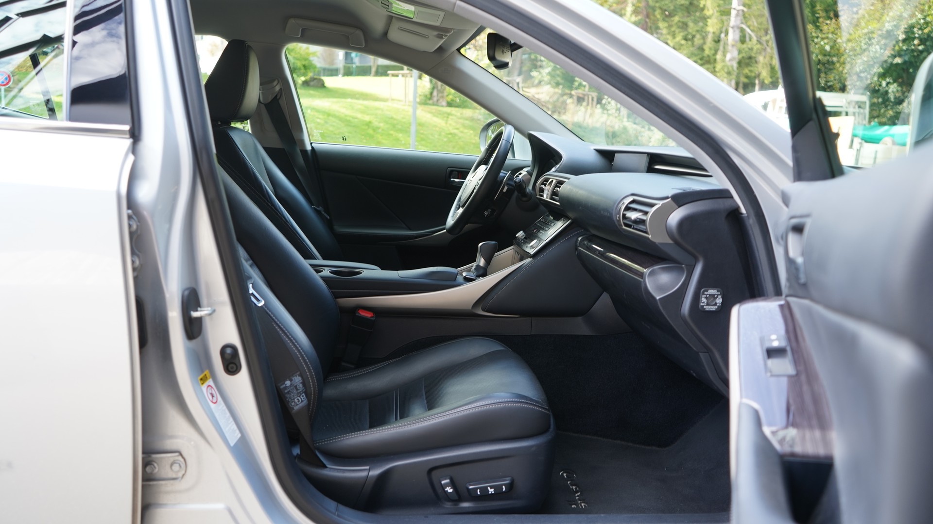 LEXUS IS 300h F-Sport Automatic-image-16