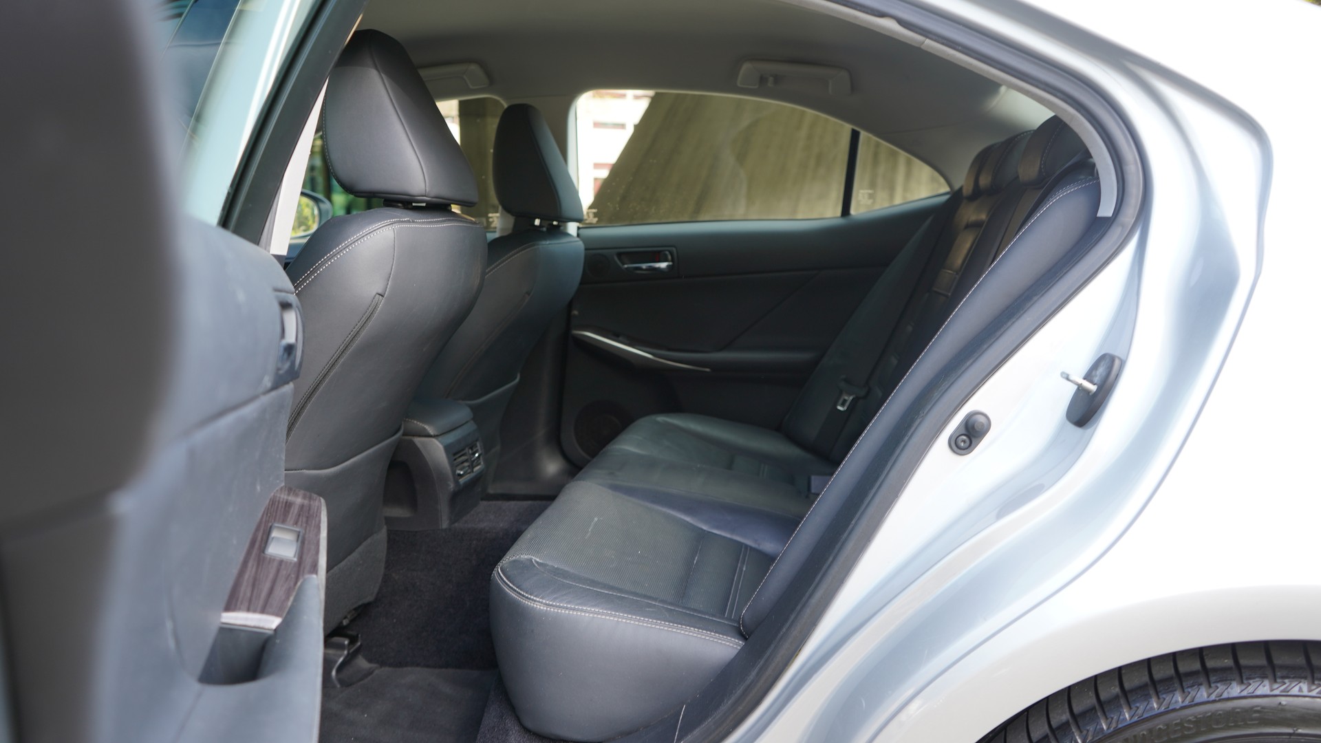 LEXUS IS 300h F-Sport Automatic-image-14