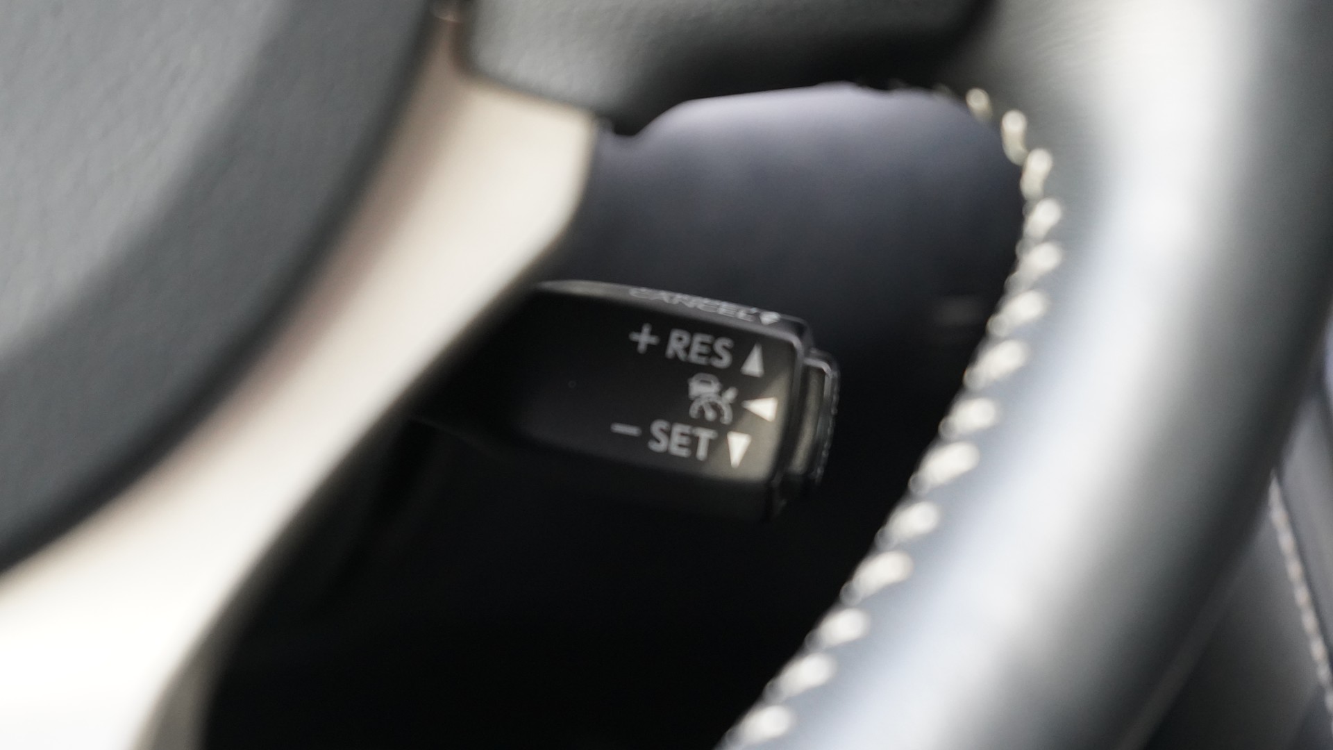 LEXUS IS 300h F-Sport Automatic-image-12