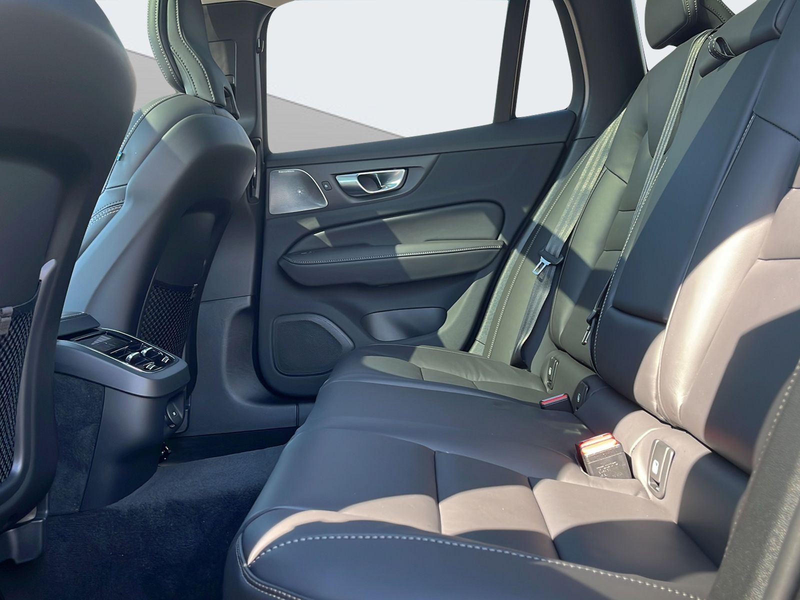 VOLVO V60 2.0 B4 Ultimate Dark-image-13