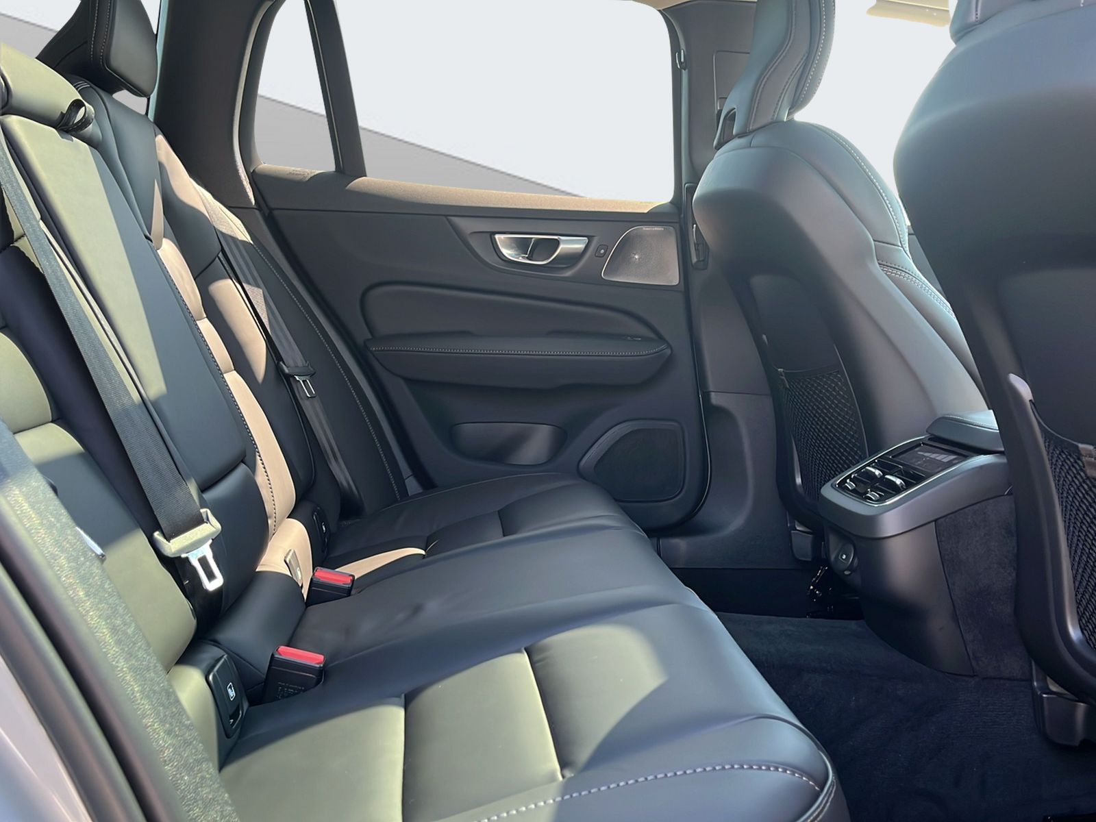 VOLVO V60 2.0 B4 Ultimate Dark-image-10