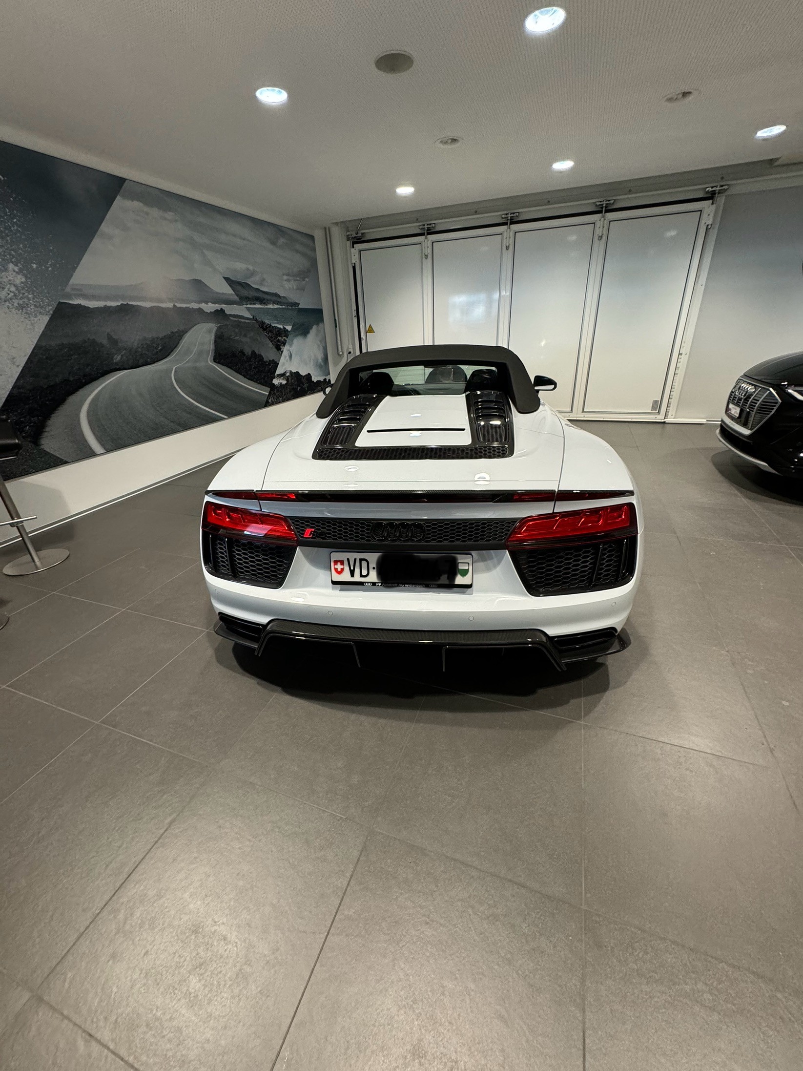 AUDI R8 Spyder 5.2 plus S-Tronic-image-3