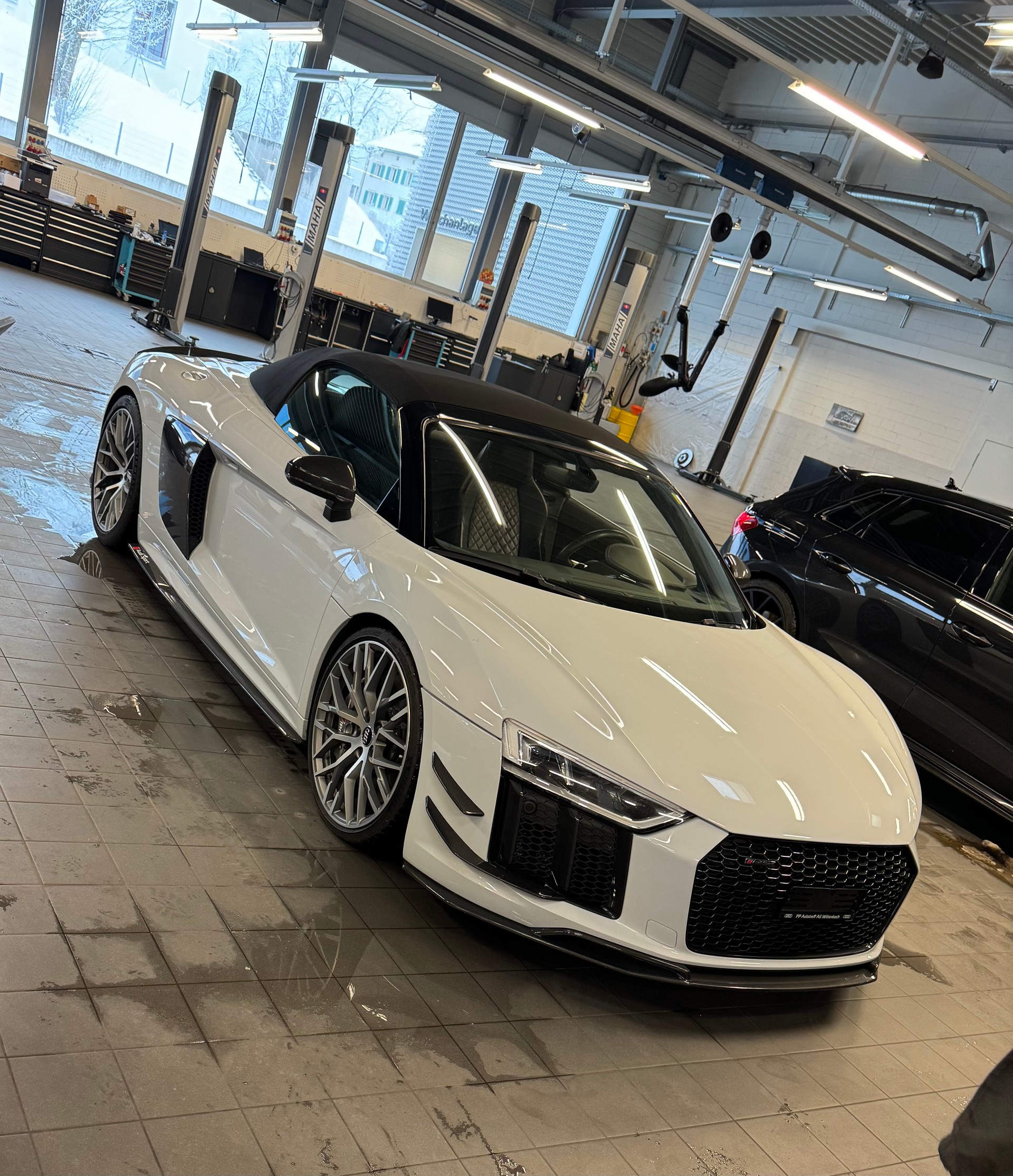 AUDI R8 Spyder 5.2 plus S-Tronic-image-1