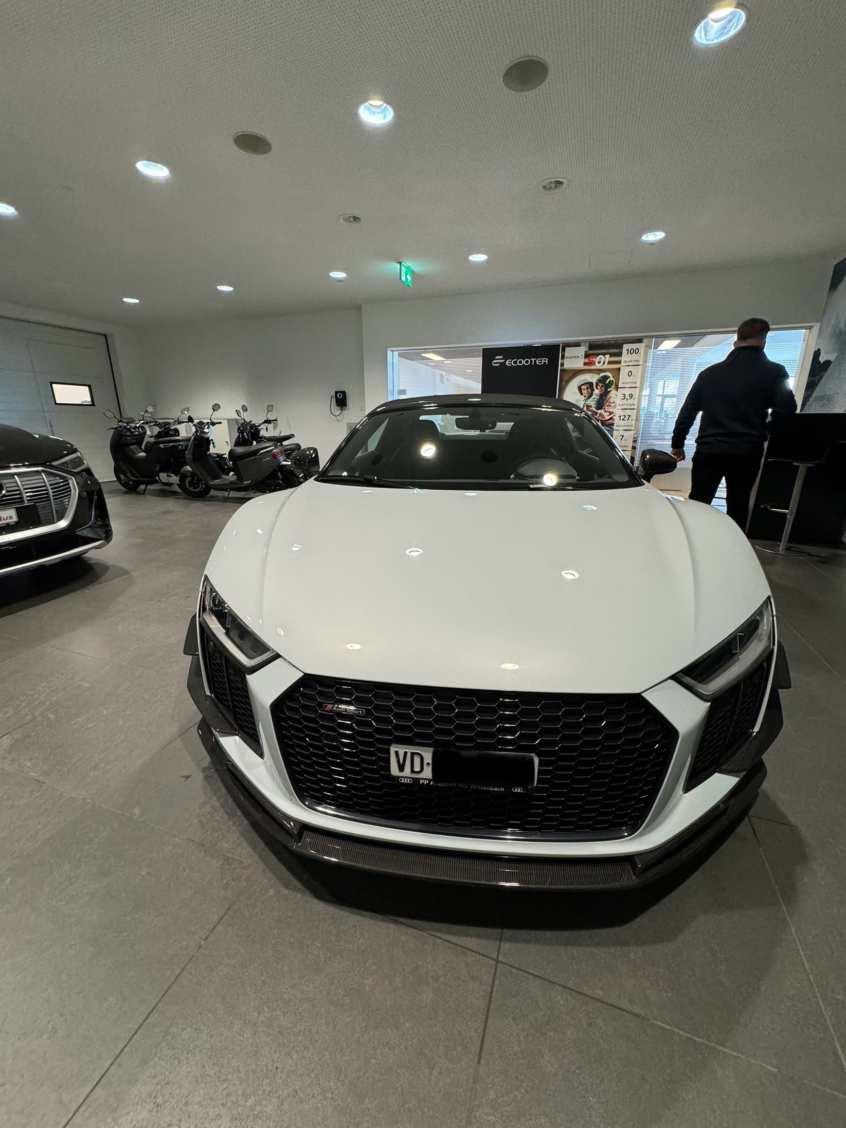 AUDI R8 Spyder 5.2 plus S-Tronic-image-10