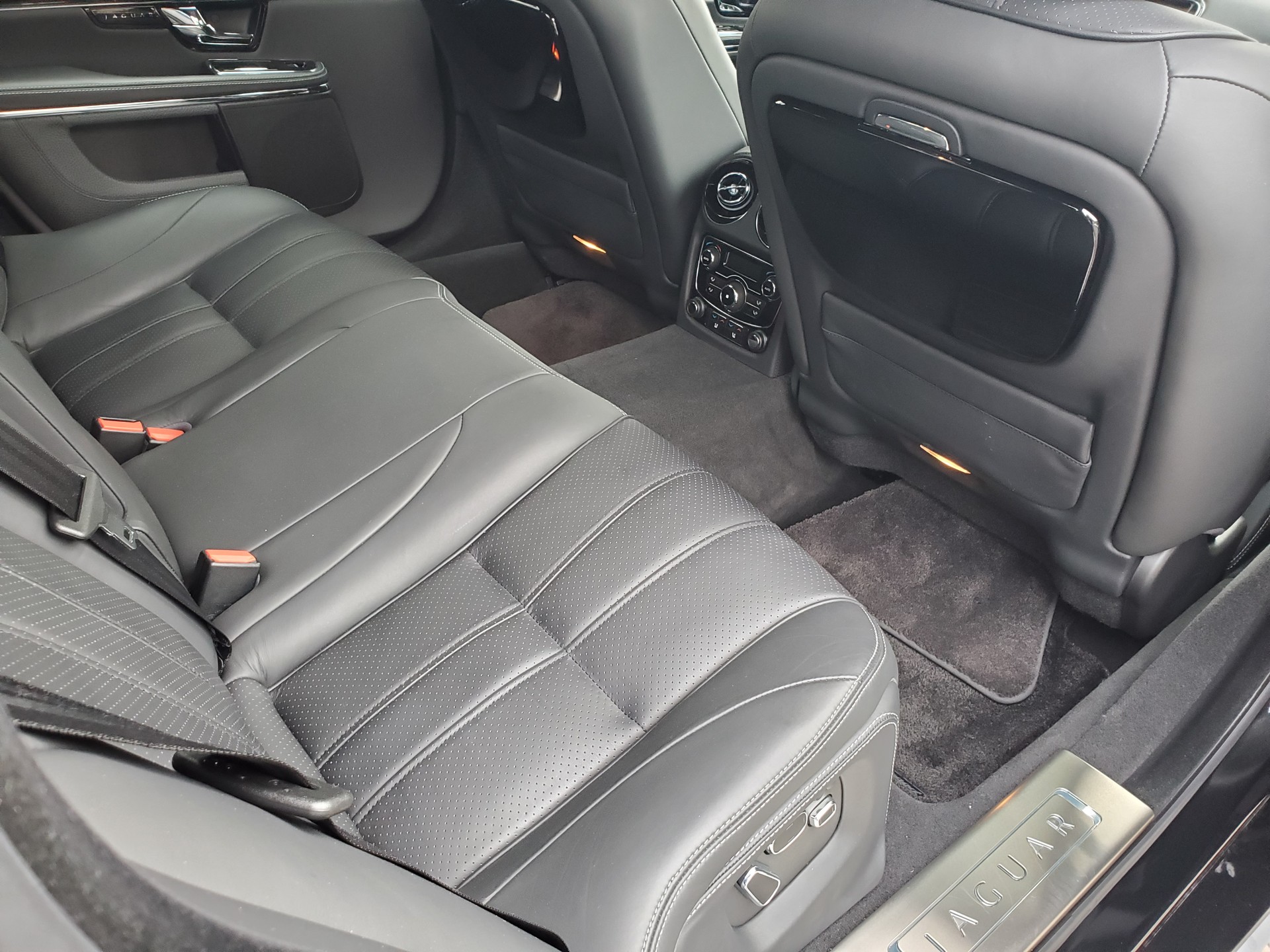 JAGUAR XJ LWB 3.0d V6 Supersport Automatic-image-11