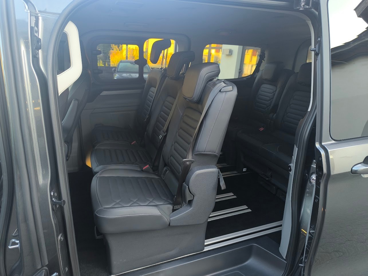 FORD Tourneo Bus 320 L1H1 Titanium Automat 4x4-image-7