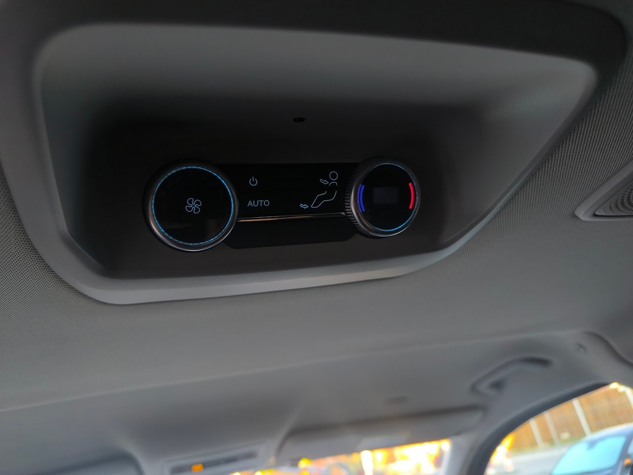 FORD Tourneo Bus 320 L1H1 Titanium Automat 4x4-image-11