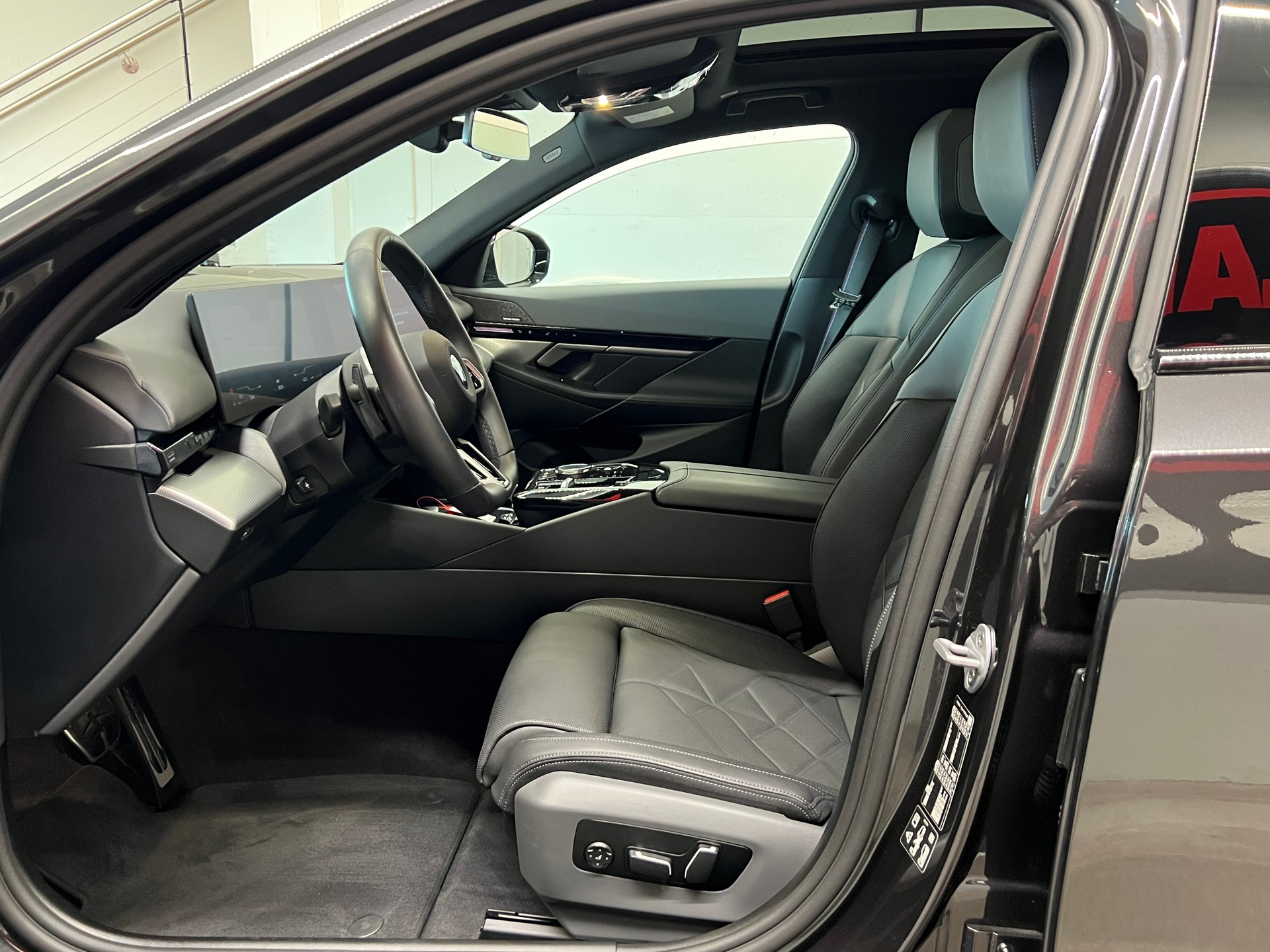 BMW 540d xDrive 48V Touring M Sport Pro Steptronic-image-14