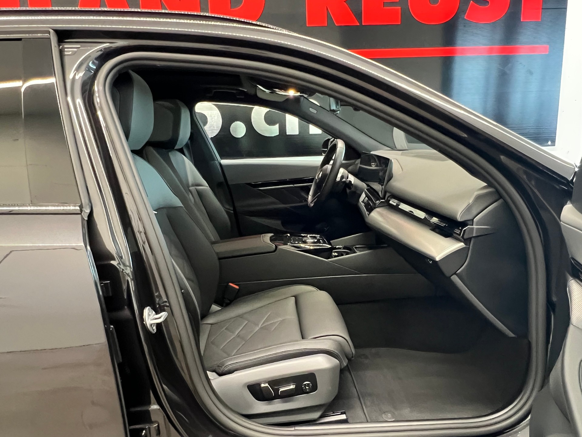 BMW 540d xDrive 48V Touring M Sport Pro Steptronic-image-21