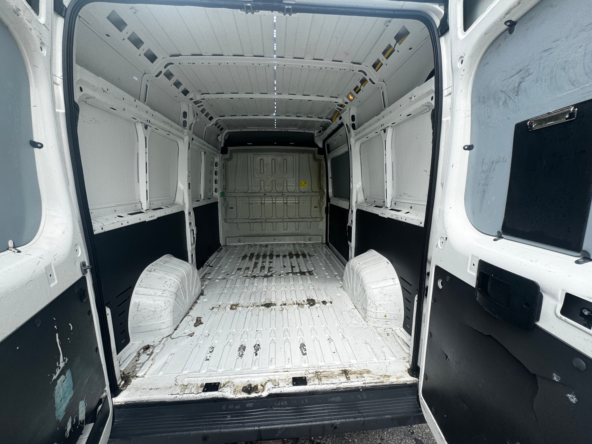 PEUGEOT Boxer 2.0 HDI 335 Active L2H2-image-10