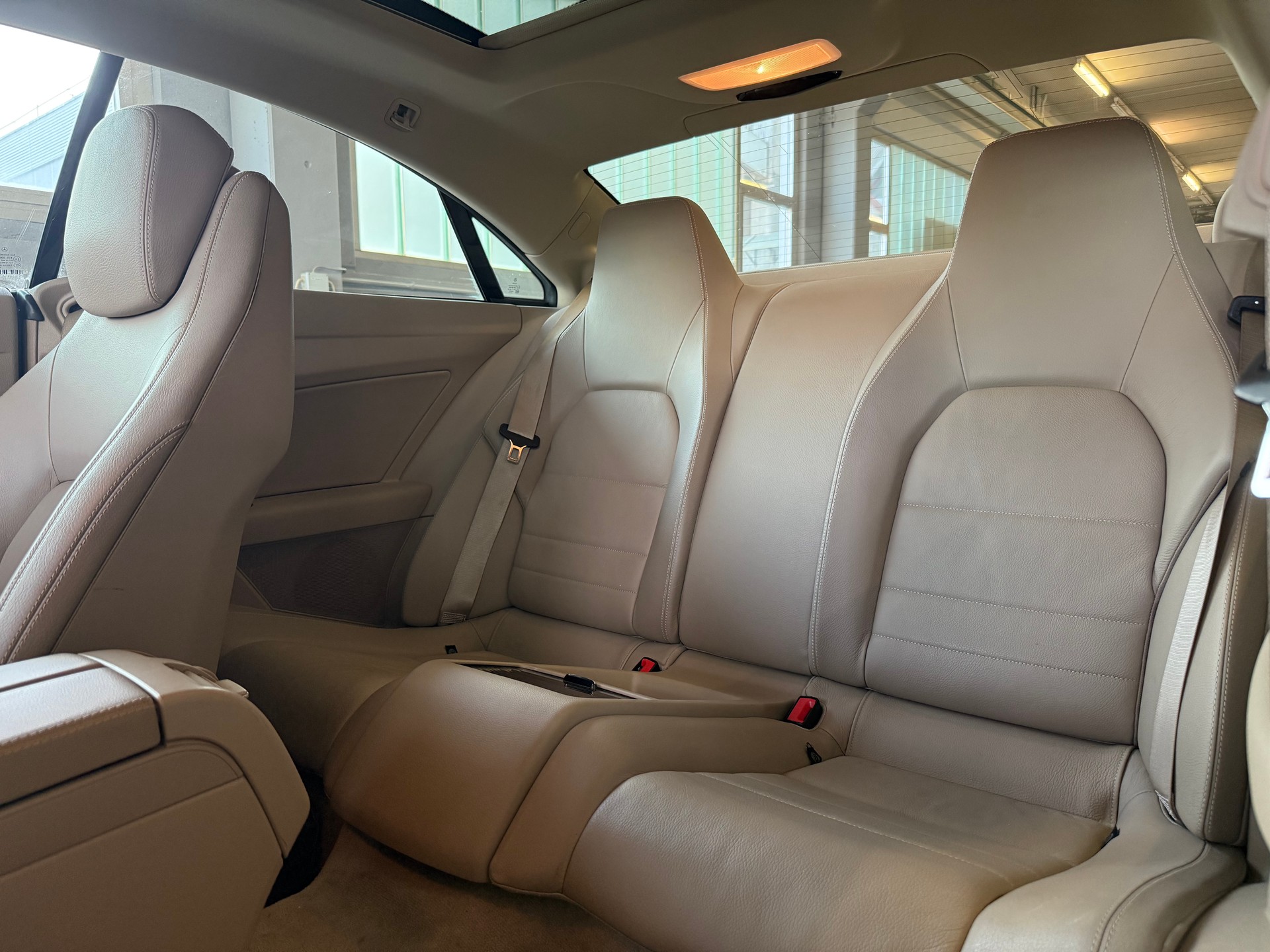 MERCEDES-BENZ E 200 CGI BlueEfficiency Automatic-image-11