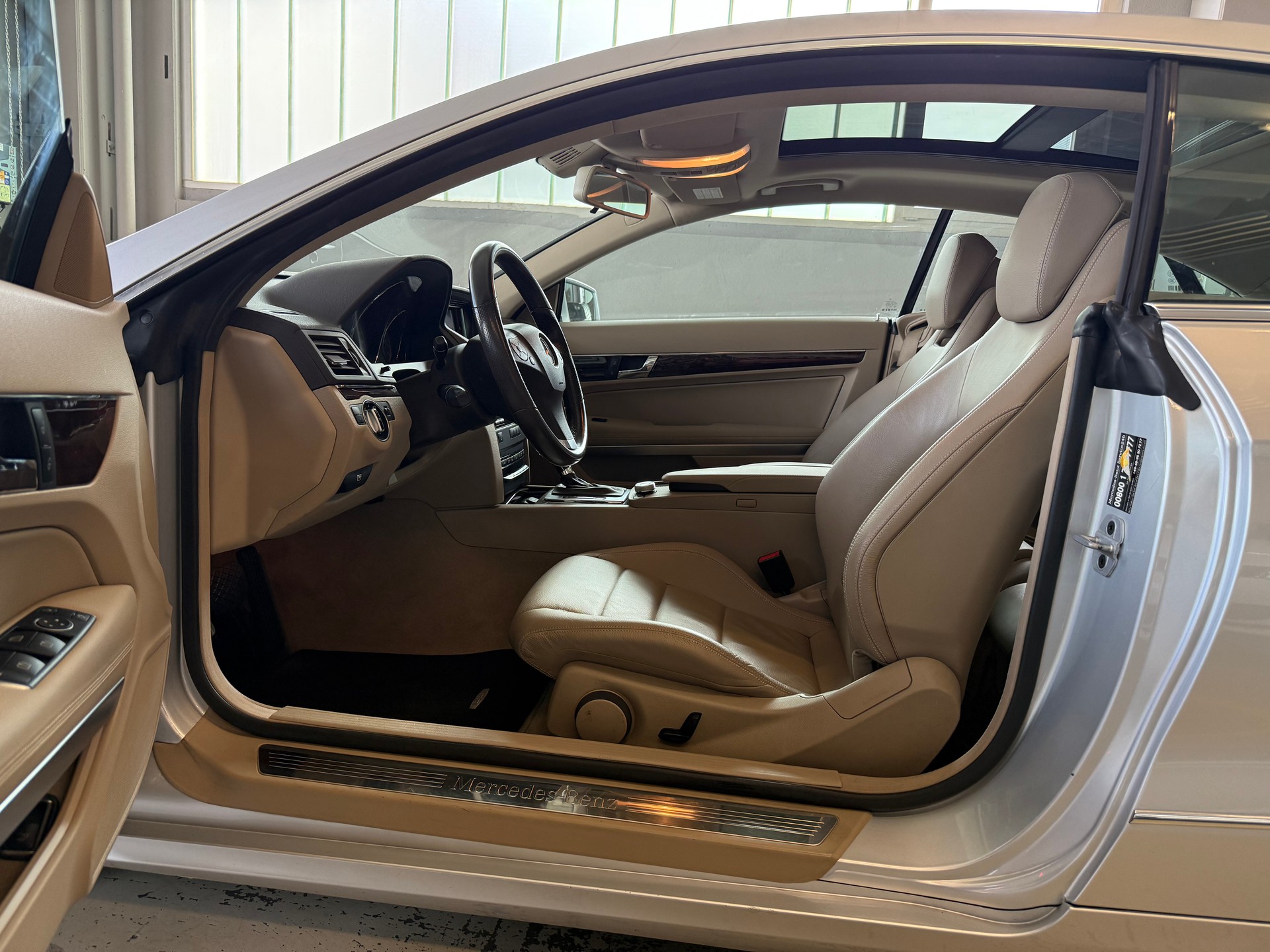 MERCEDES-BENZ E 200 CGI BlueEfficiency Automatic-image-9