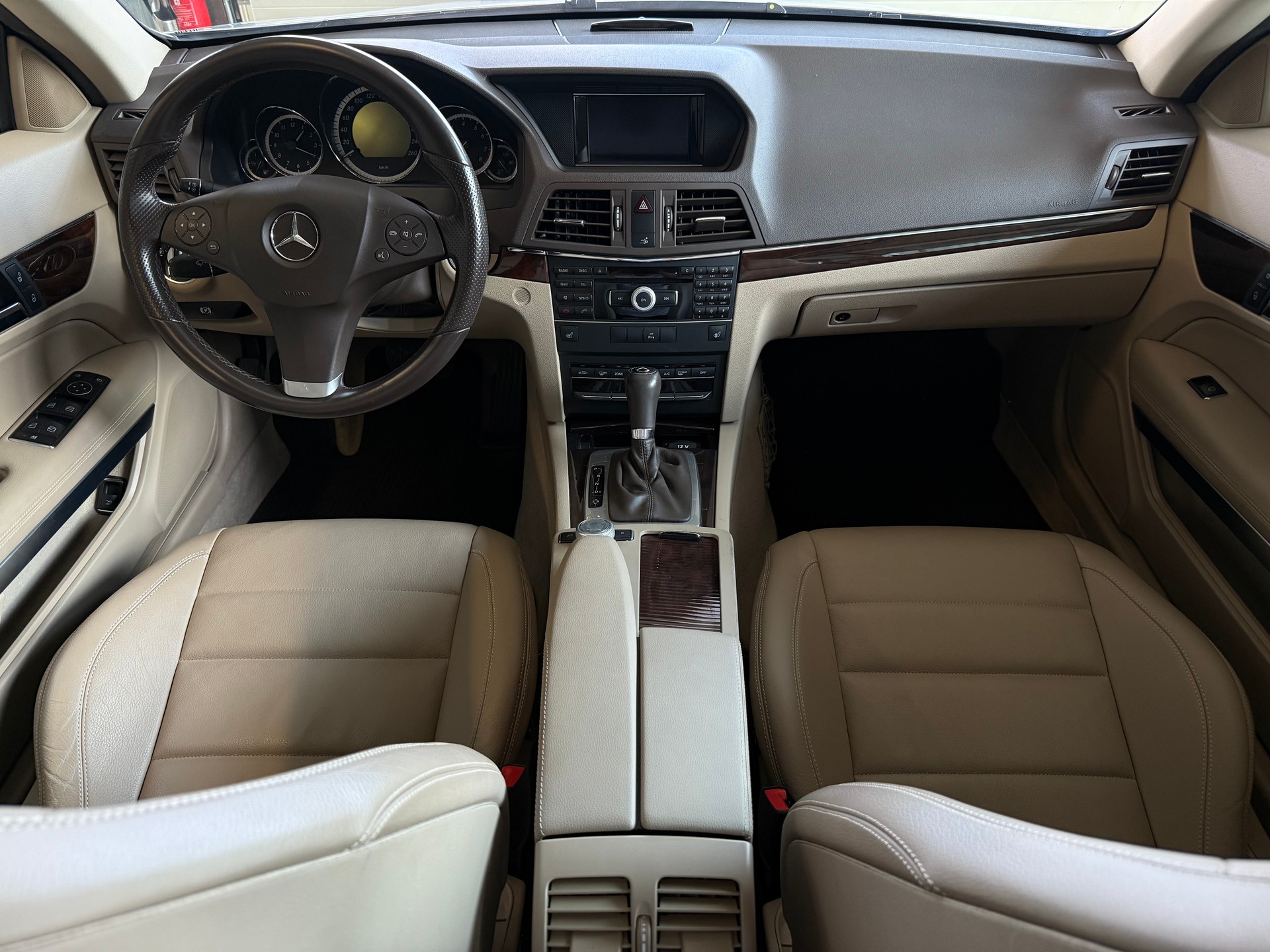 MERCEDES-BENZ E 200 CGI BlueEfficiency Automatic-image-12