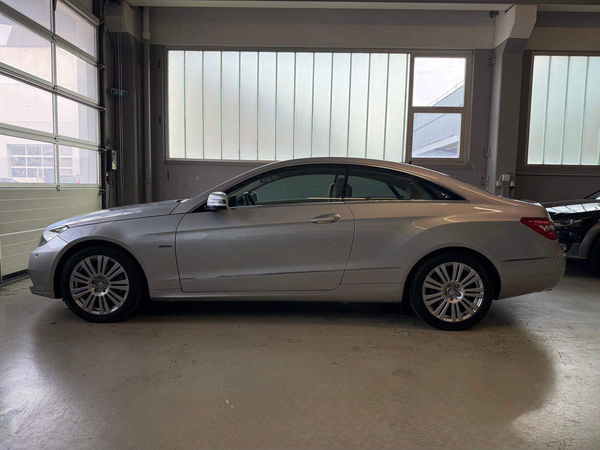 MERCEDES-BENZ E 200 CGI BlueEfficiency Automatic-image-4
