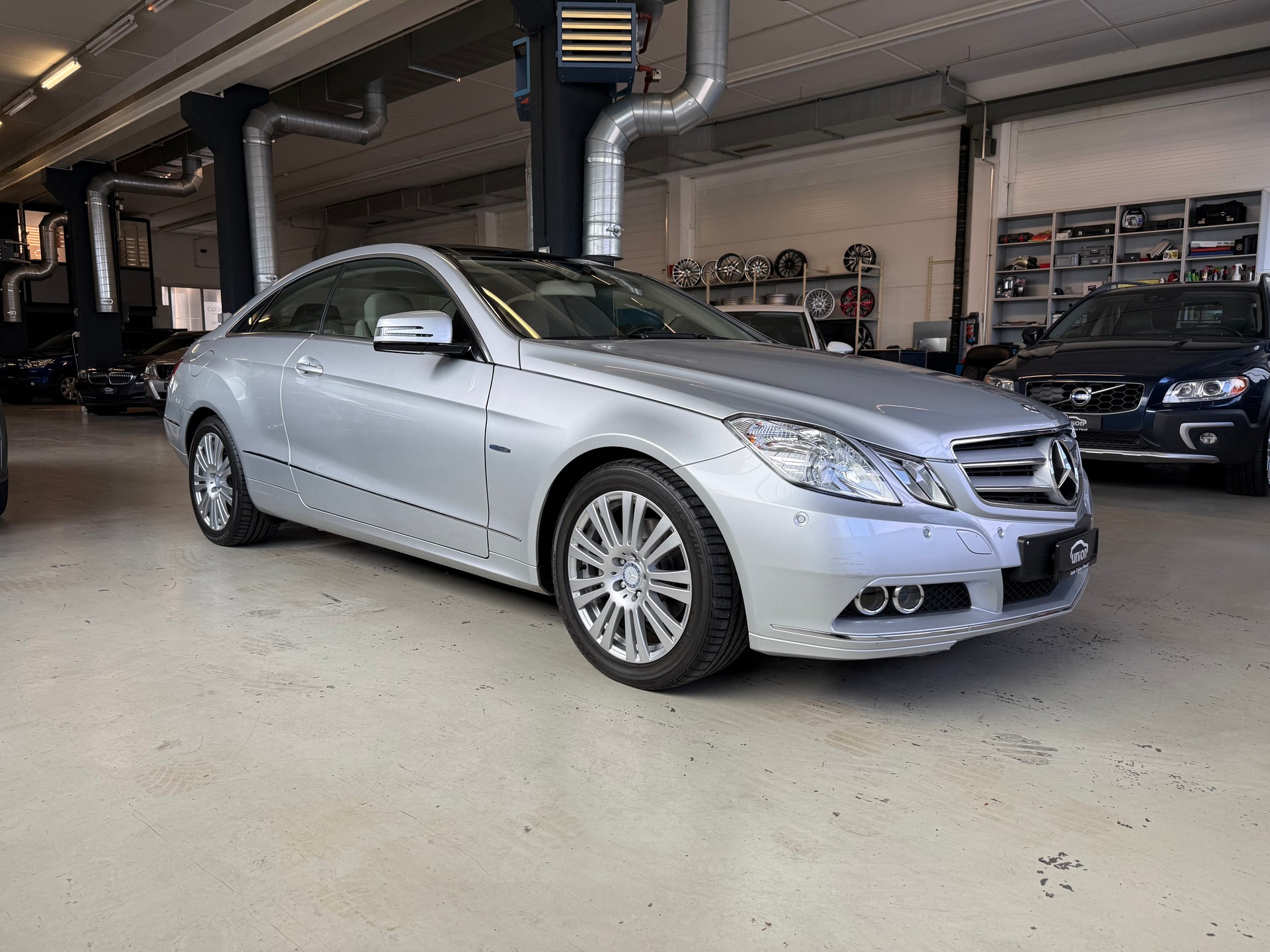 MERCEDES-BENZ E 200 CGI BlueEfficiency Automatic-image-1