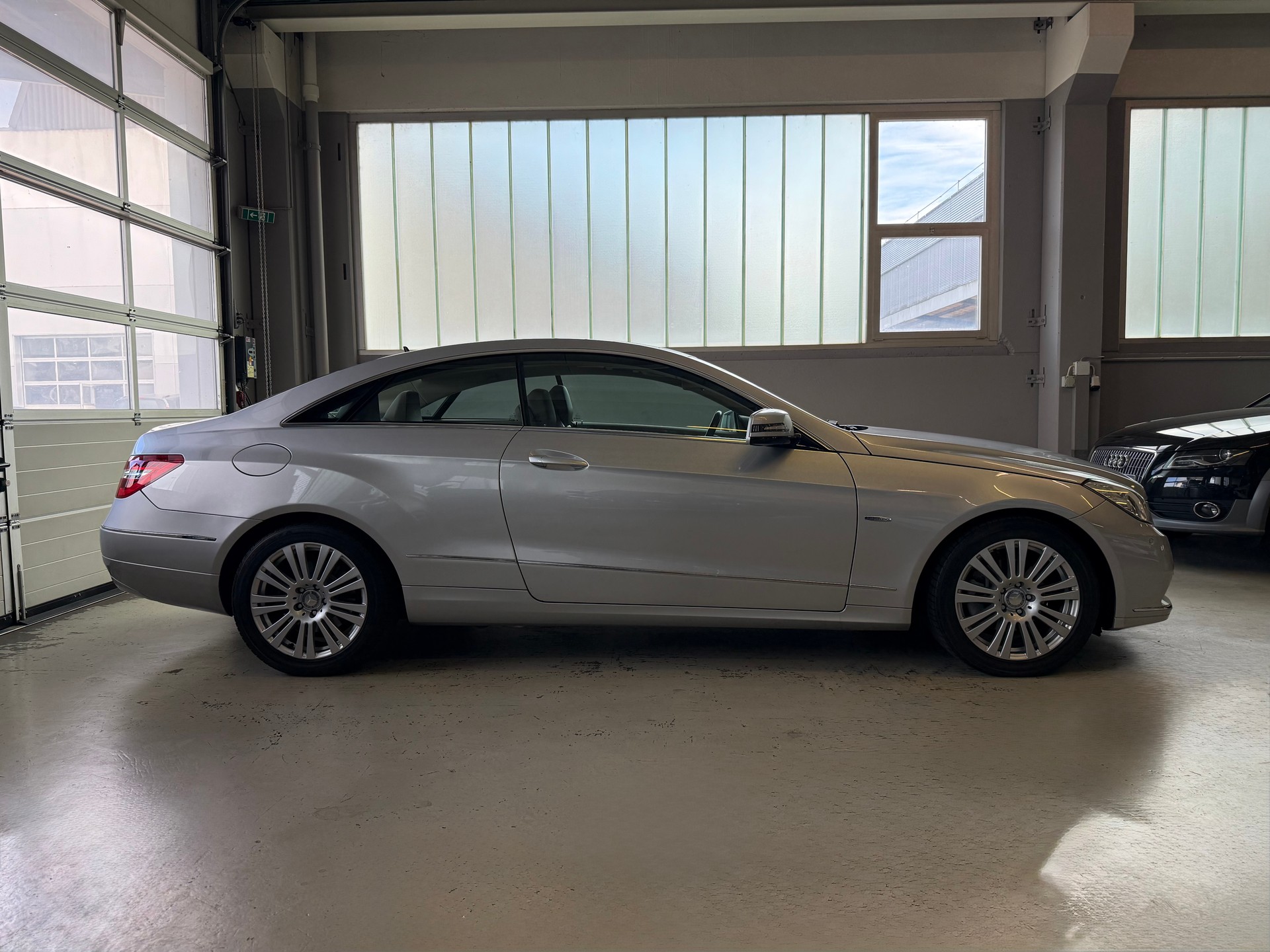 MERCEDES-BENZ E 200 CGI BlueEfficiency Automatic-image-3