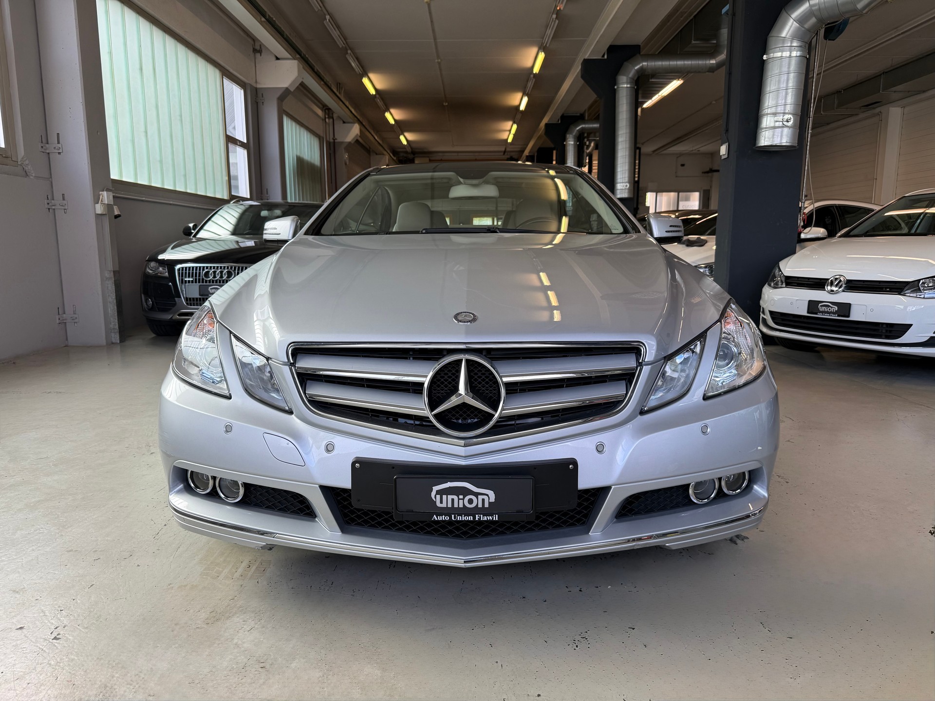 MERCEDES-BENZ E 200 CGI BlueEfficiency Automatic-image-2