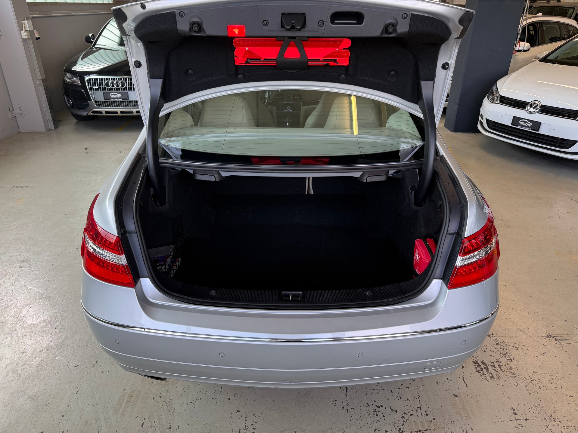 MERCEDES-BENZ E 200 CGI BlueEfficiency Automatic-image-8