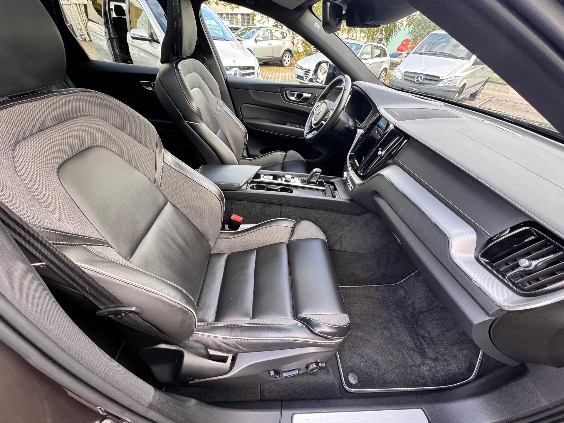 VOLVO XC60 T6 eAWD R-Design Expression Geartronic-image-8
