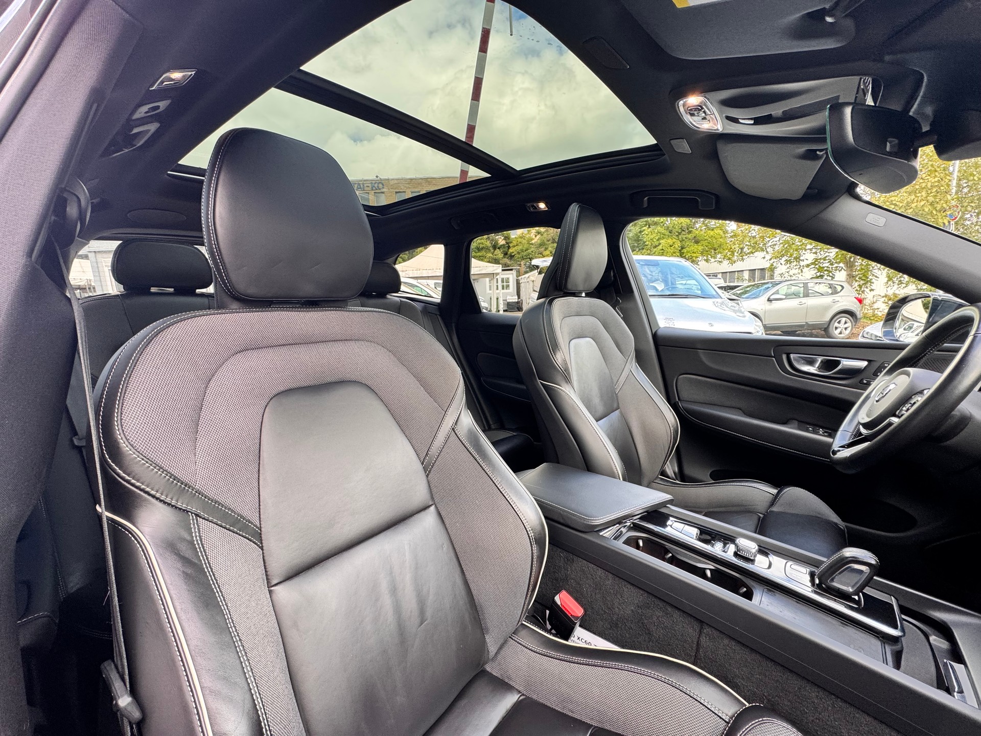 VOLVO XC60 T6 eAWD R-Design Expression Geartronic-image-11