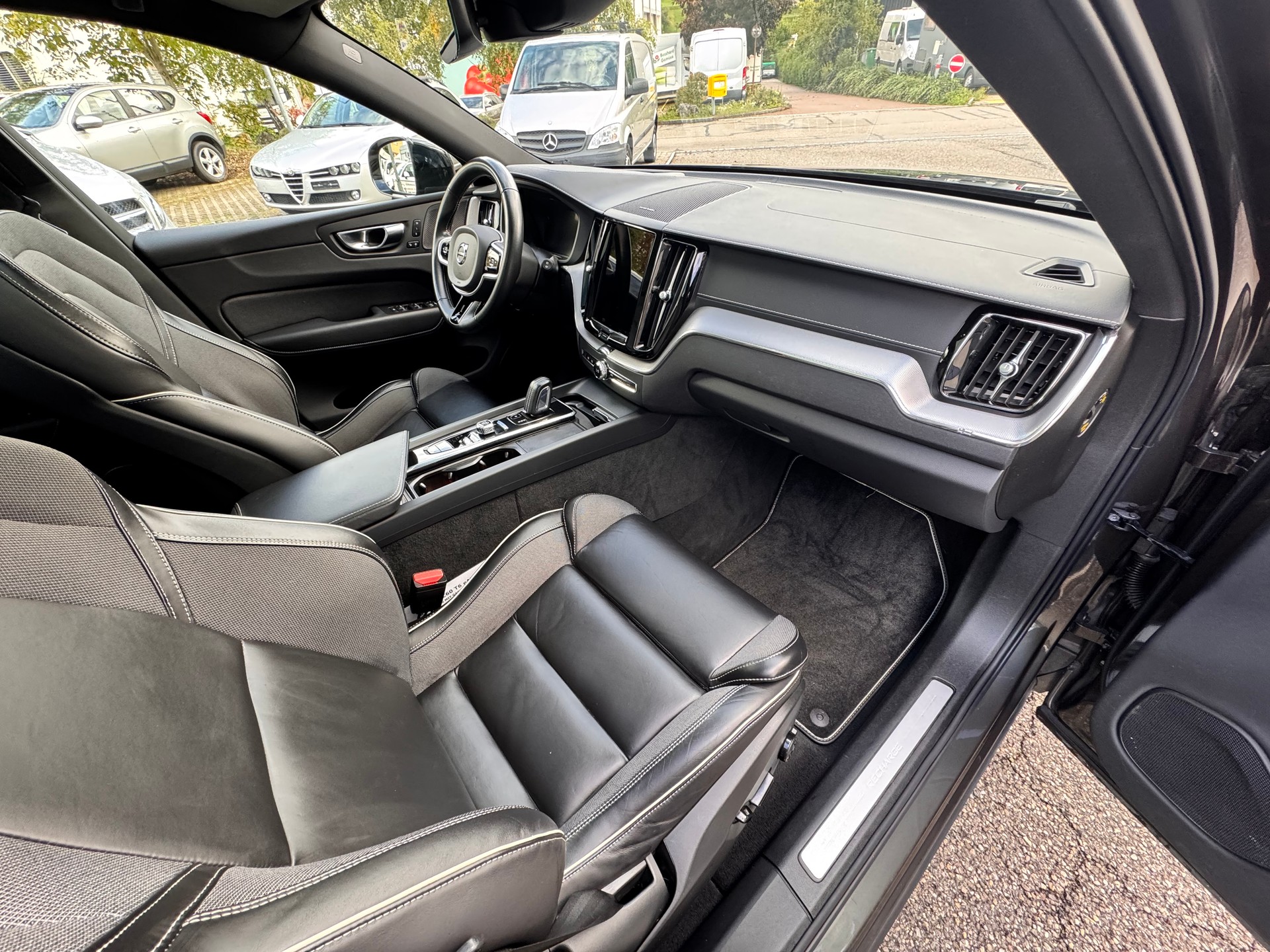 VOLVO XC60 T6 eAWD R-Design Expression Geartronic-image-9