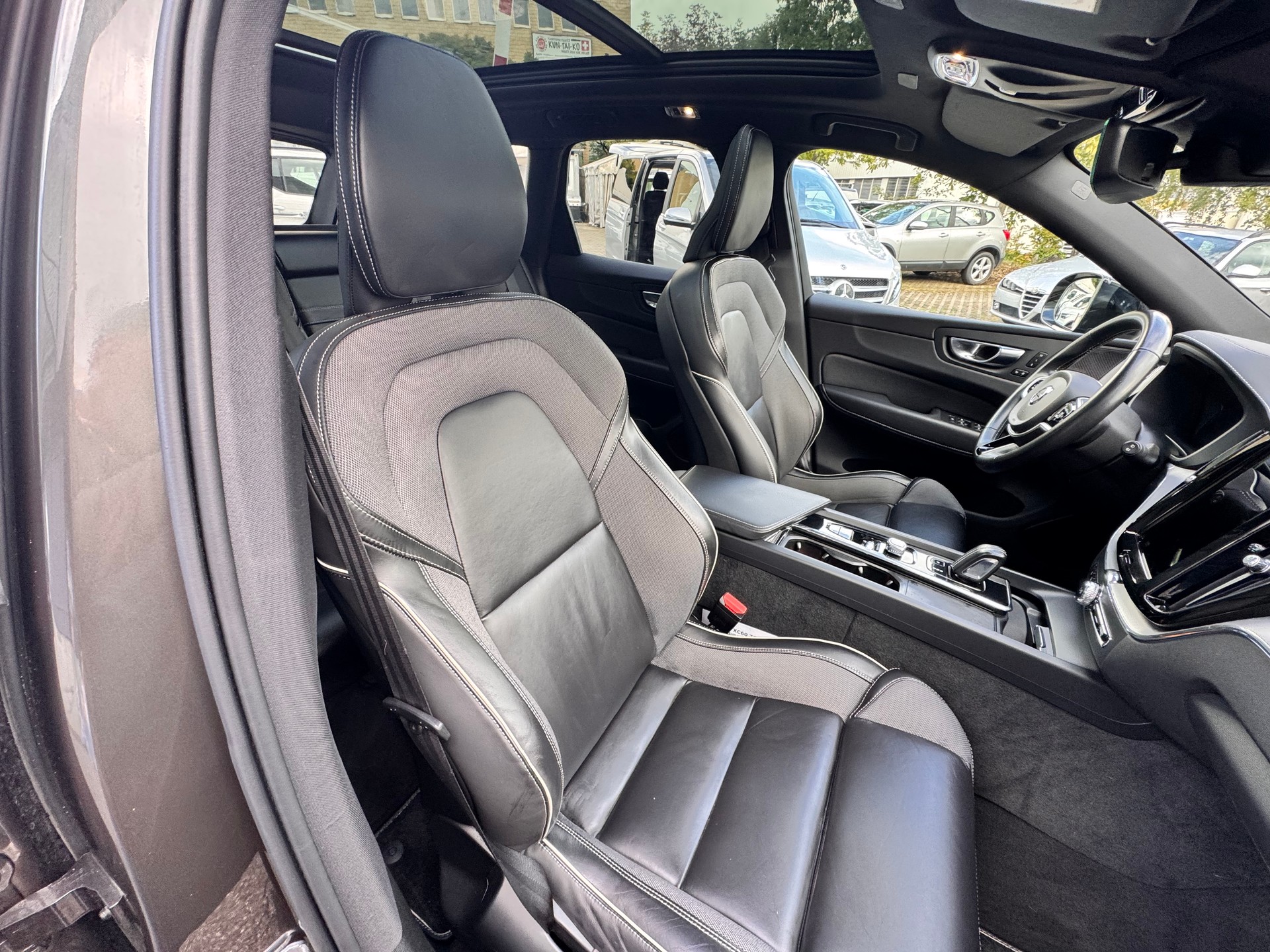 VOLVO XC60 T6 eAWD R-Design Expression Geartronic-image-10