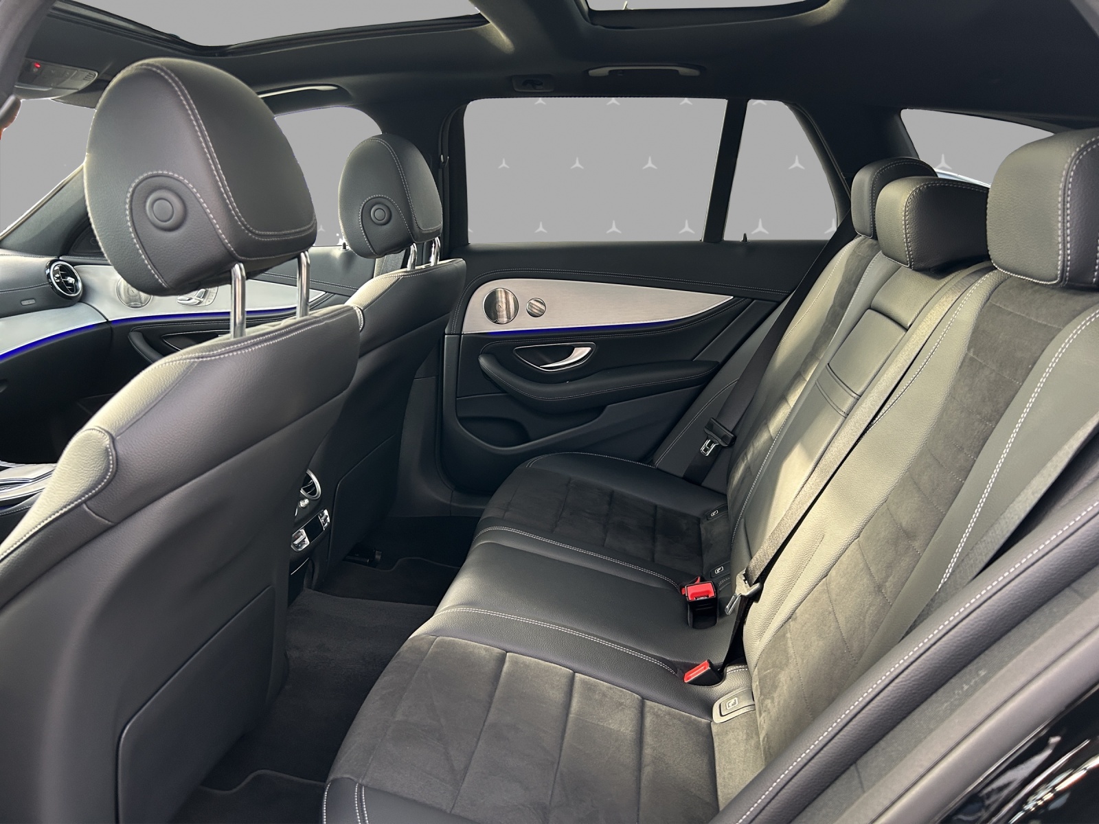 MERCEDES-BENZ E 300 de 4Matic AMG Line 9G-Tronic-image-13