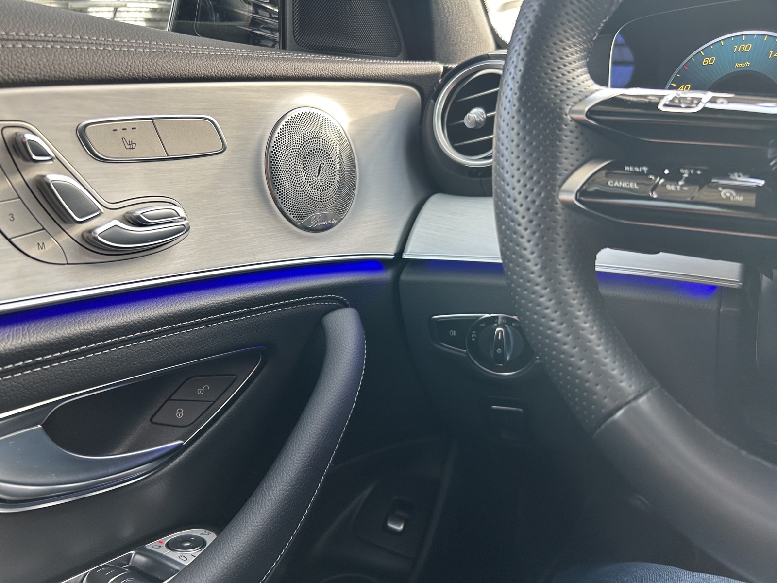 MERCEDES-BENZ E 300 de 4Matic AMG Line 9G-Tronic-image-12