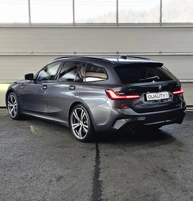 BMW 330e x DriveTouring M Sport Steptronic *CH-Fahrzeug*-image-2