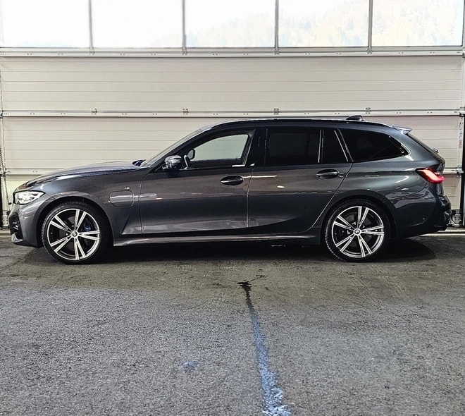 BMW 330e x DriveTouring M Sport Steptronic *CH-Fahrzeug*-image-1
