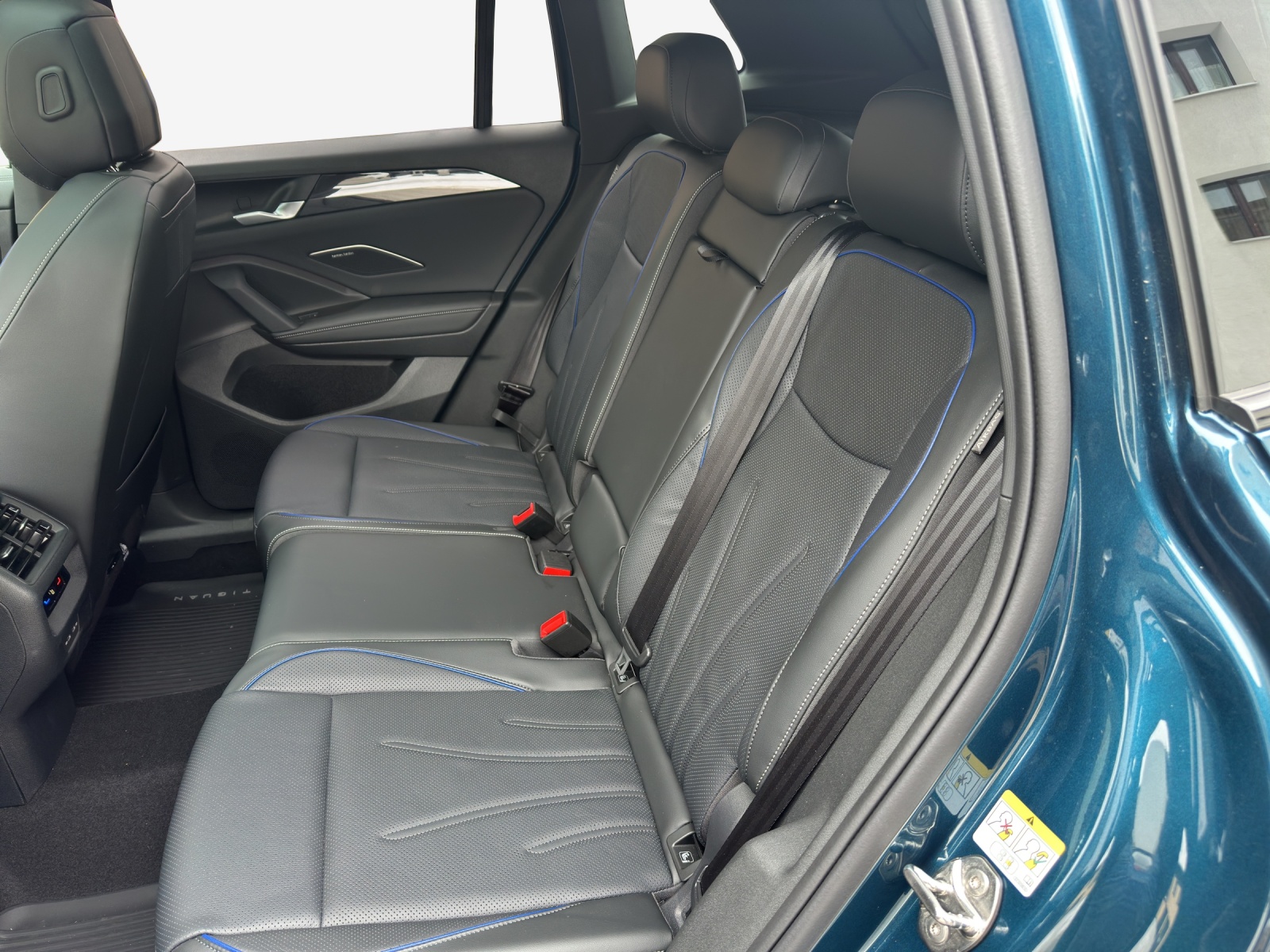 VW Tiguan 2.0 TDI SCR R-Line 4Motion DSG-image-11