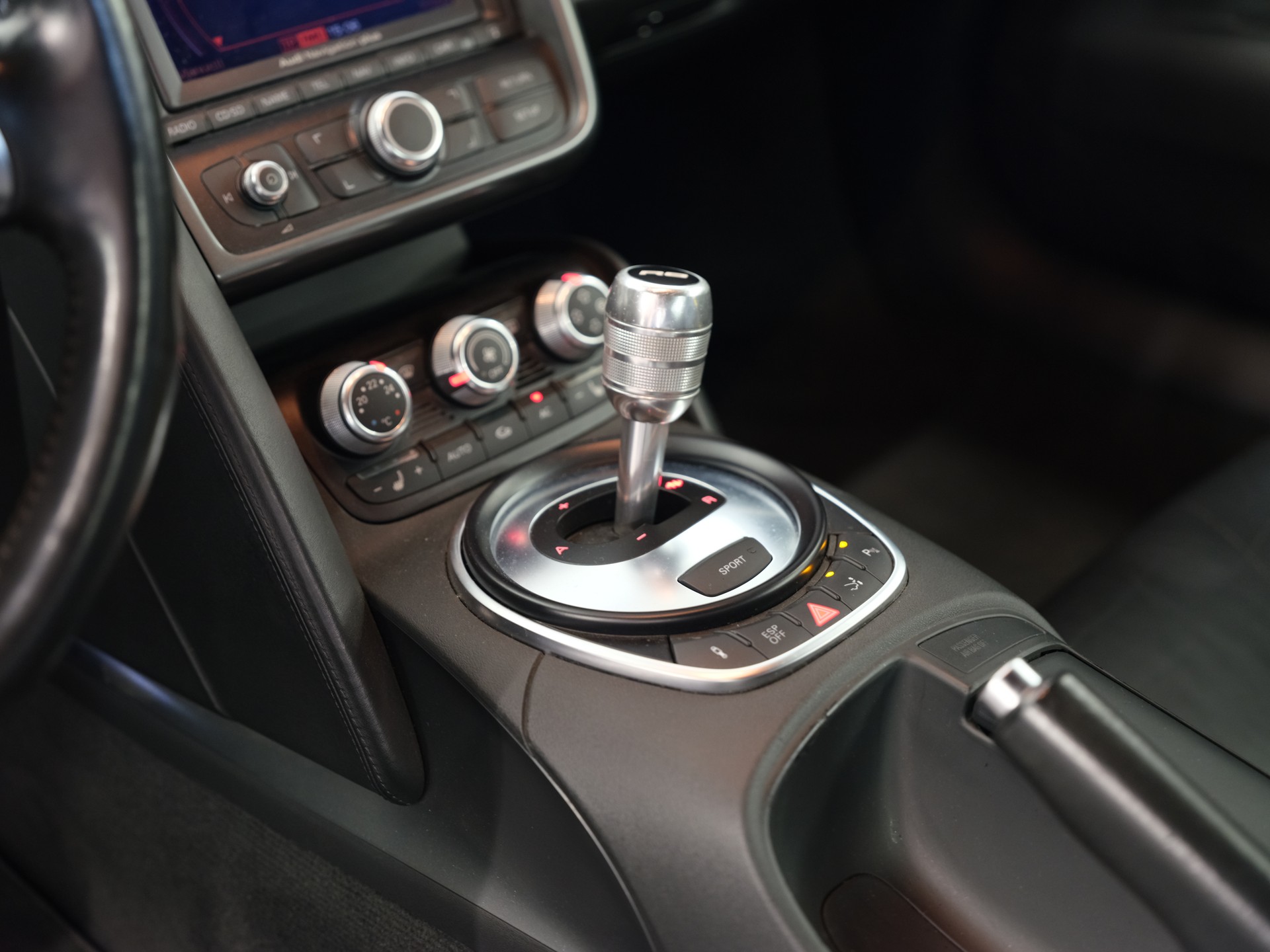 AUDI R8 Coupé 4.2 * Capristo *Licht-Paket* *Sportlenkrad* *MMI Navigation Plus*-image-17