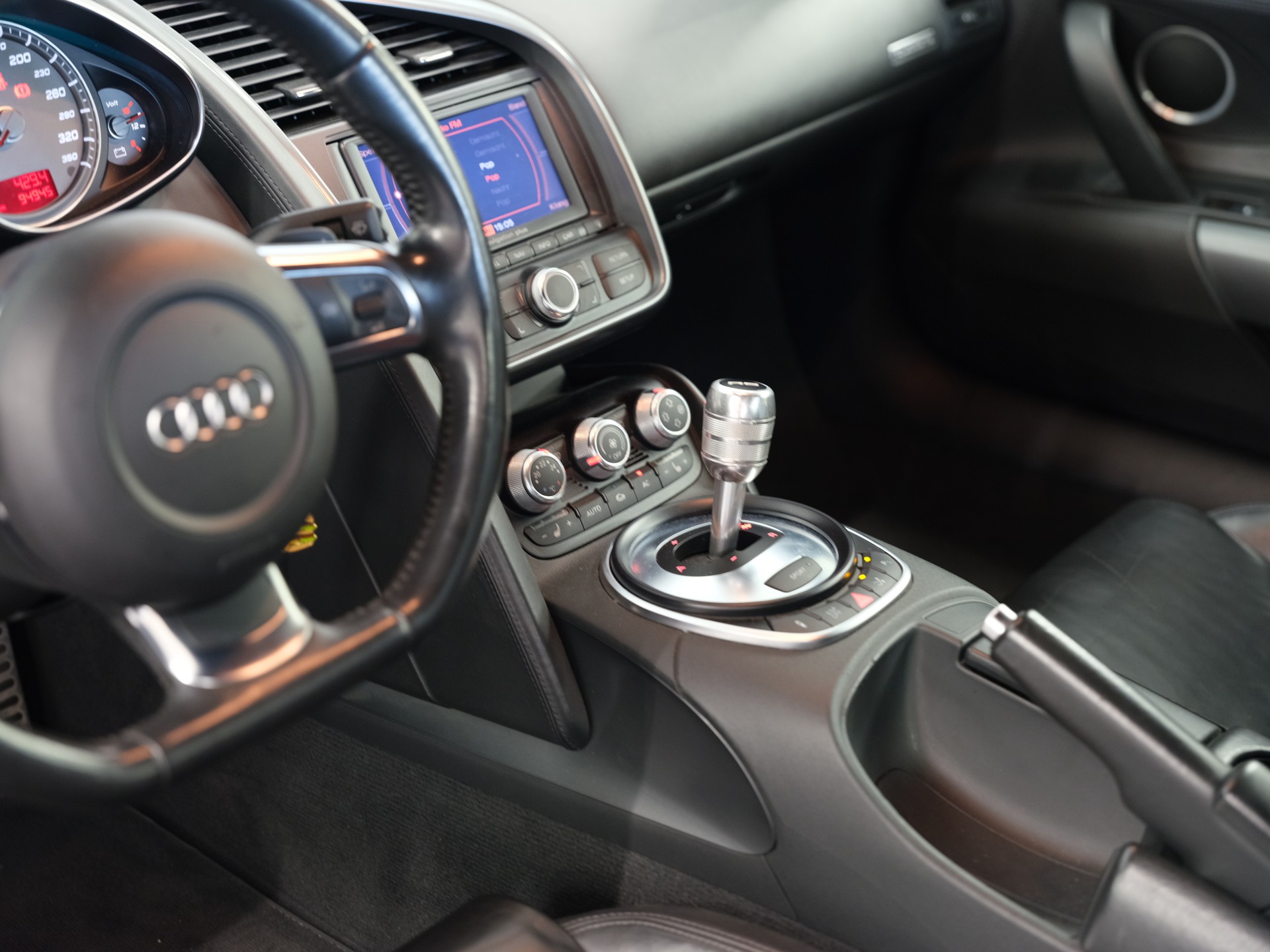 AUDI R8 Coupé 4.2 * Capristo *Licht-Paket* *Sportlenkrad* *MMI Navigation Plus*-image-15