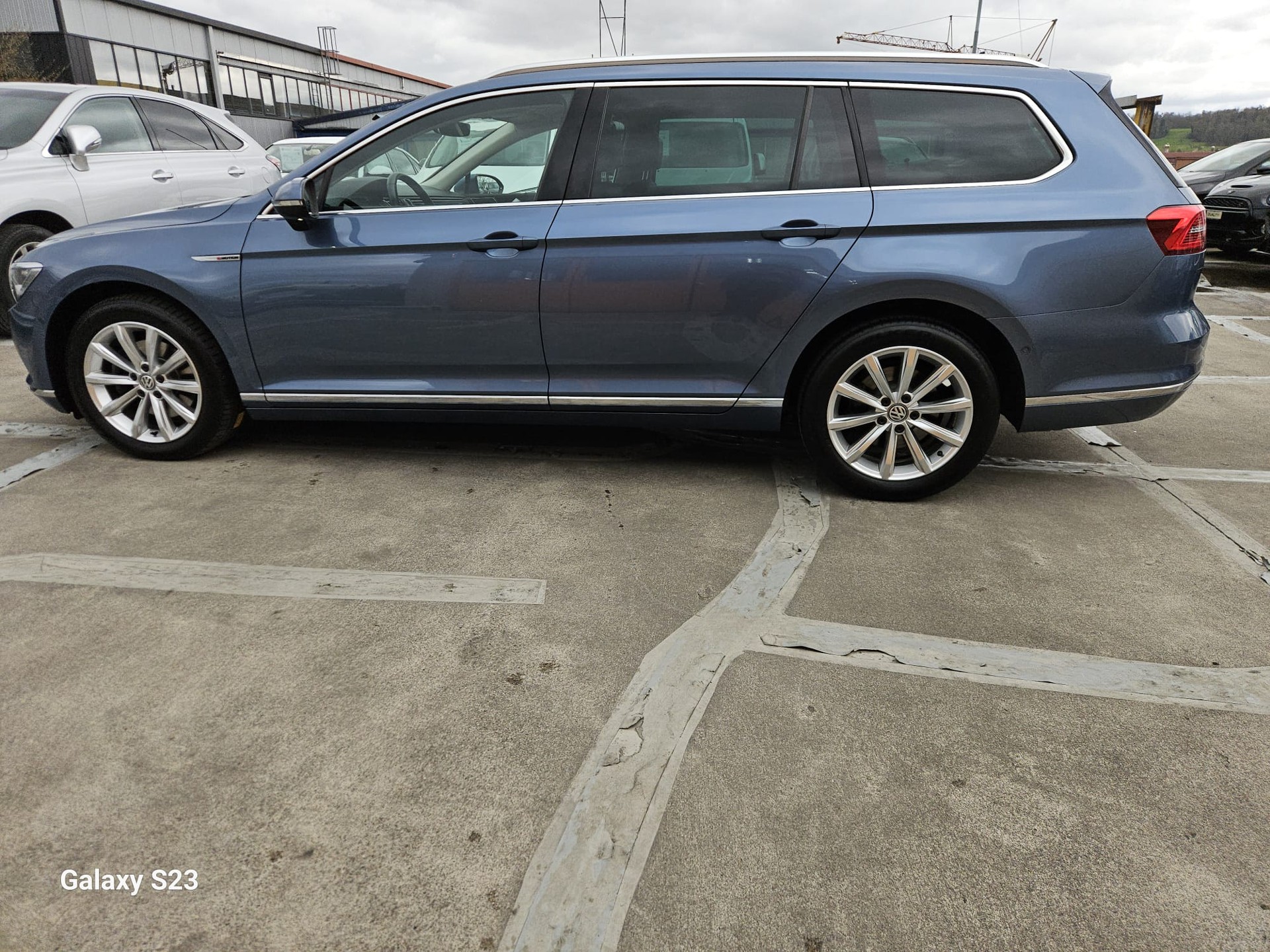 VW Passat Variant 2.0 TDI BMT Highline DSG 4Motion-image-1