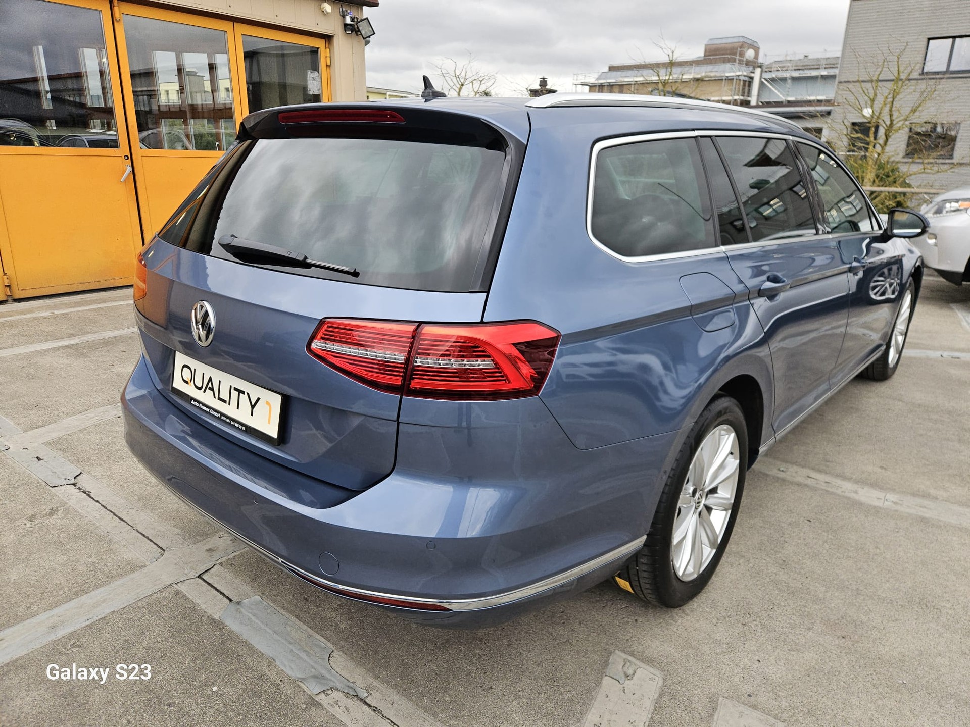 VW Passat Variant 2.0 TDI BMT Highline DSG 4Motion-image-3