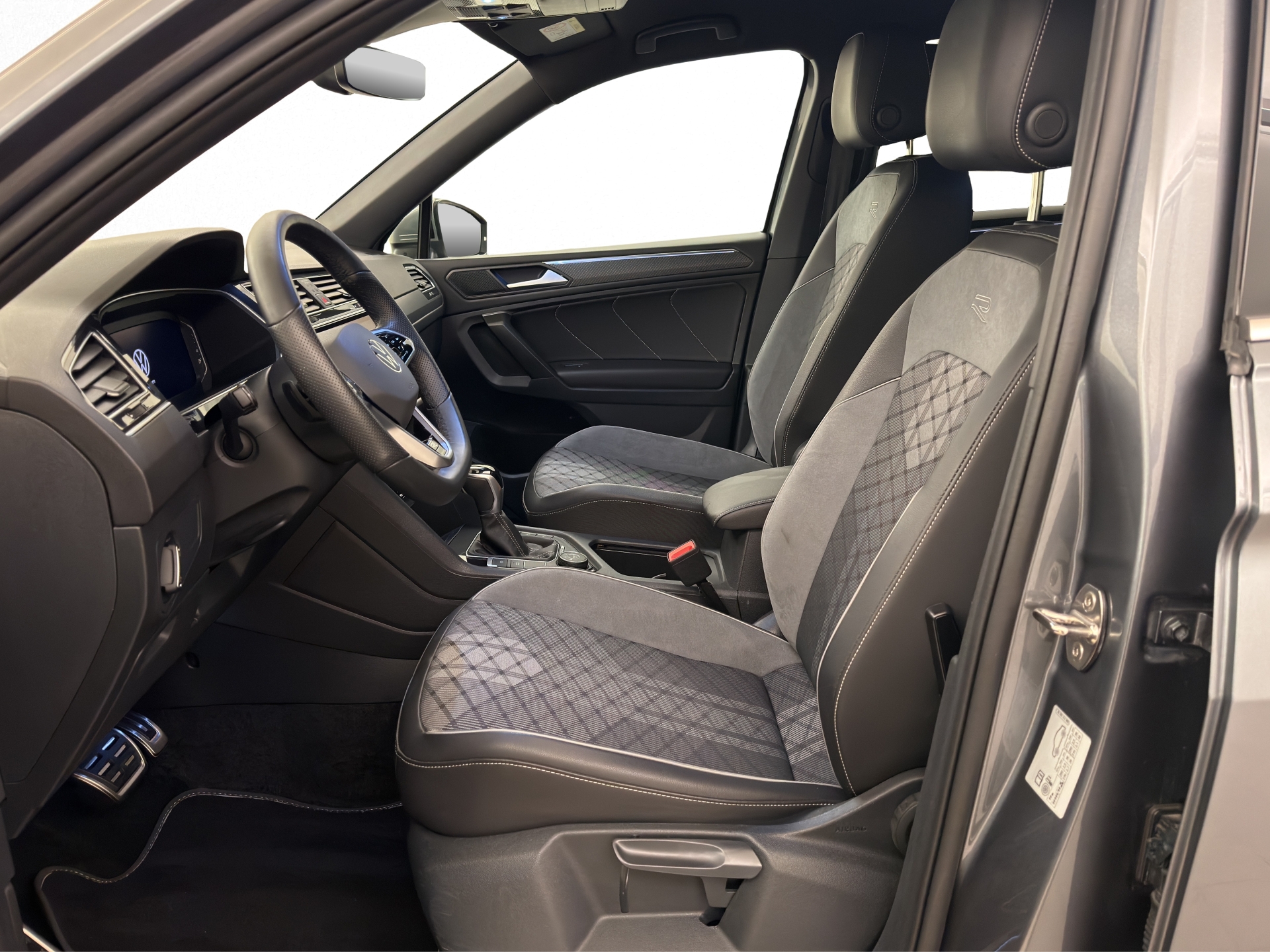 VW Tiguan Allspace 2.0 TSI R-Line DSG 4Motion-image-3