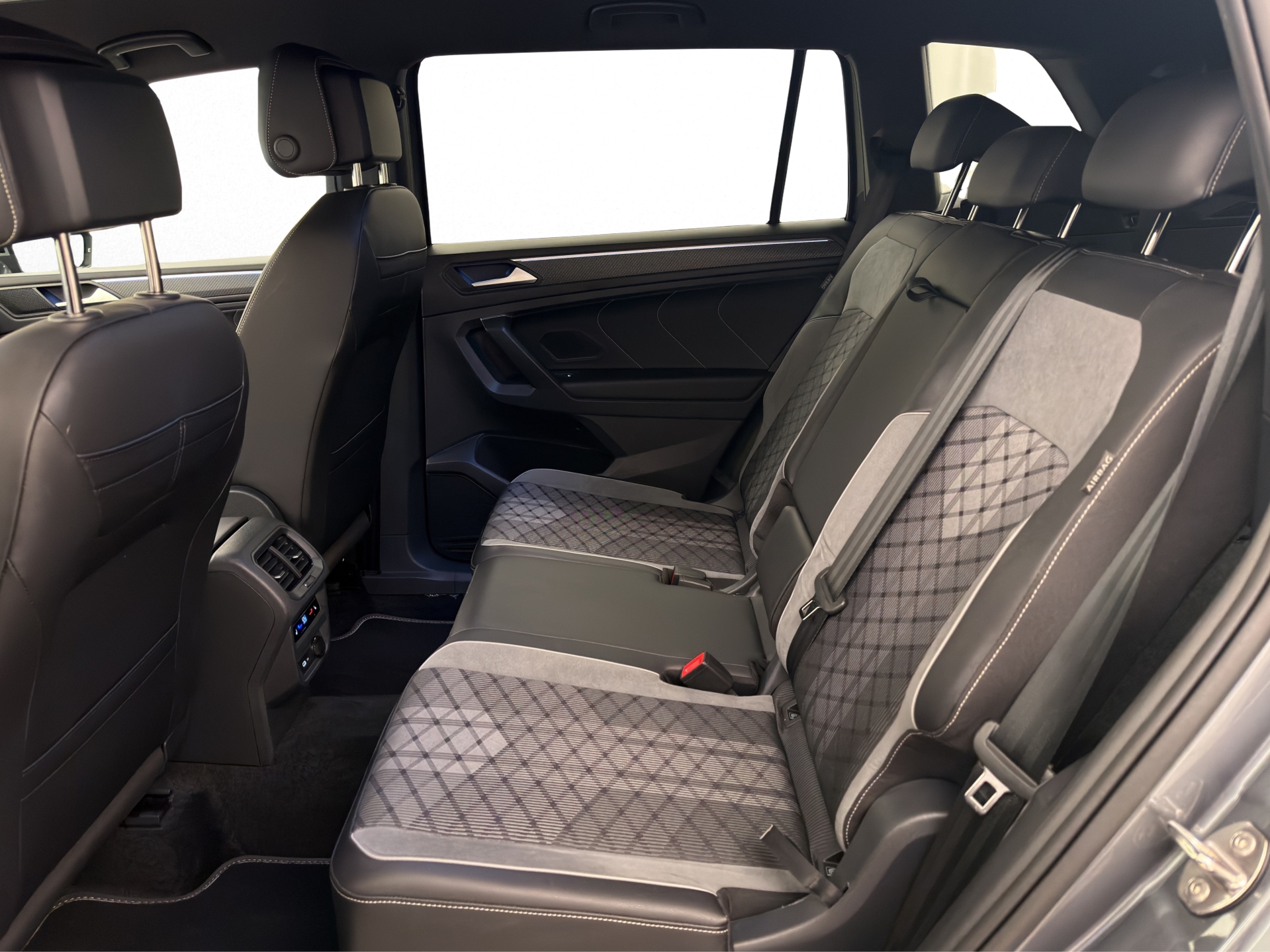 VW Tiguan Allspace 2.0 TSI R-Line DSG 4Motion-image-7