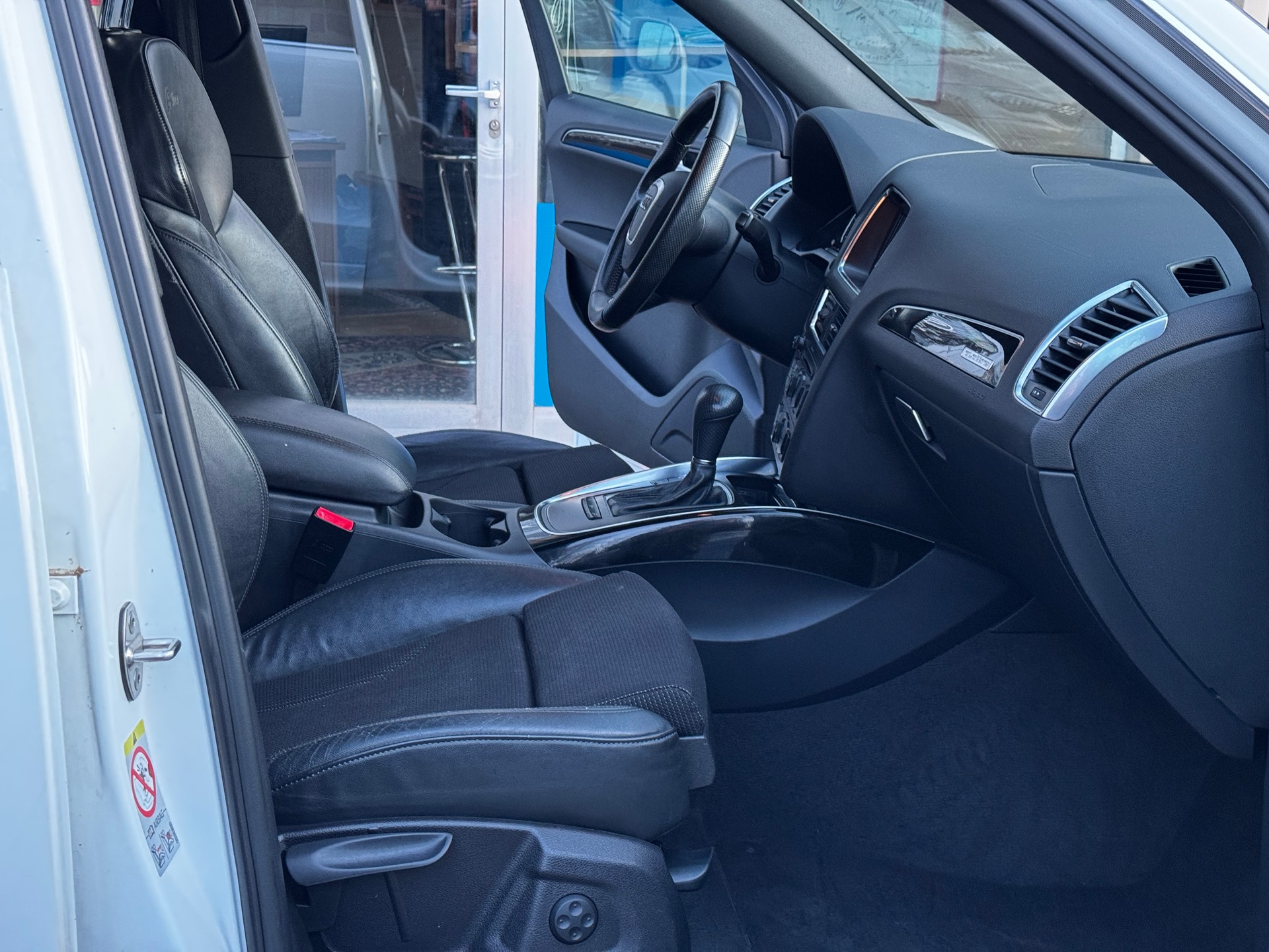 AUDI Q5 2.0 TFSI quattro S-tronic-image-12