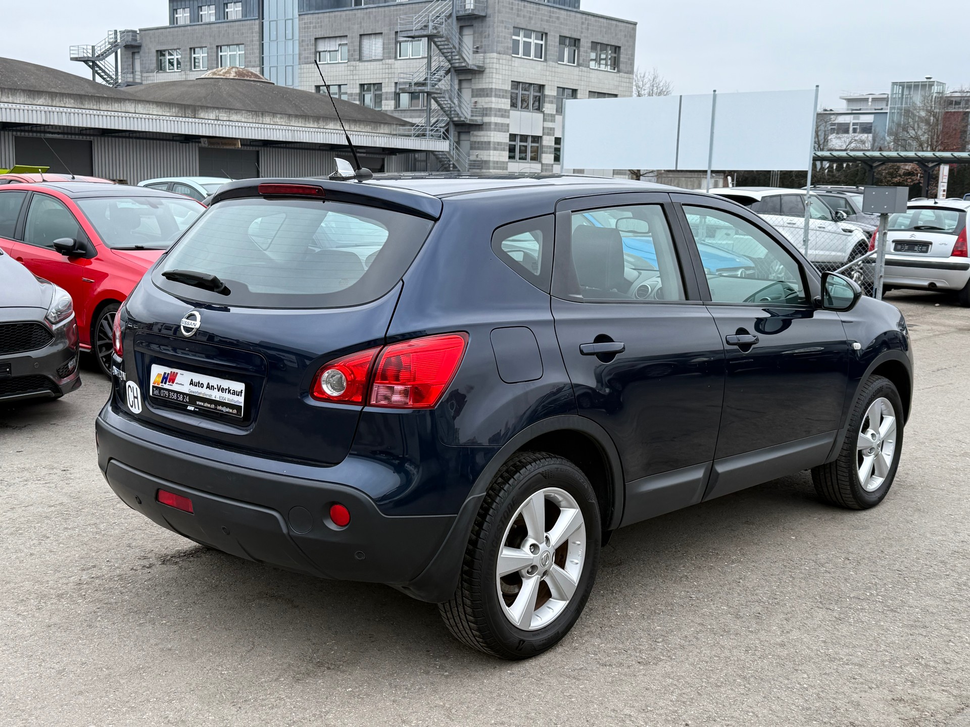 NISSAN Qashqai 2.0 4WD Lounge XTronic CVT / Frisch ab MFK / Servicegepflegt / 8-fach bereift / Leder / Panoramadach-image-3