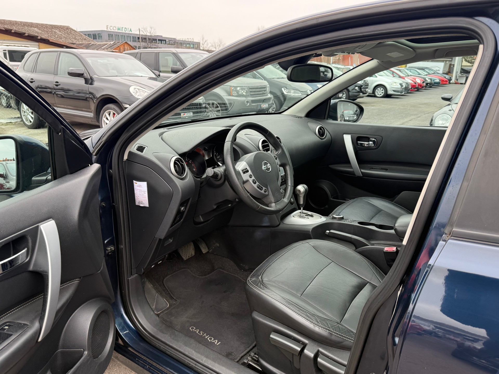 NISSAN Qashqai 2.0 4WD Lounge XTronic CVT / Frisch ab MFK / Servicegepflegt / 8-fach bereift / Leder / Panoramadach-image-9