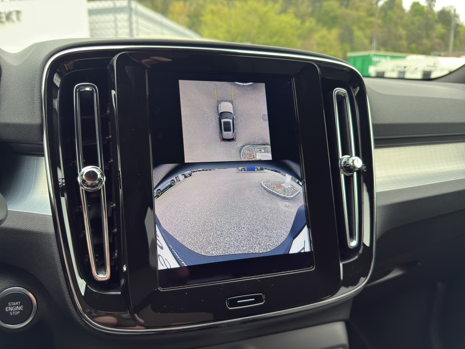 VOLVO XC40 2.0 B3 MH Plus Dark-image-14