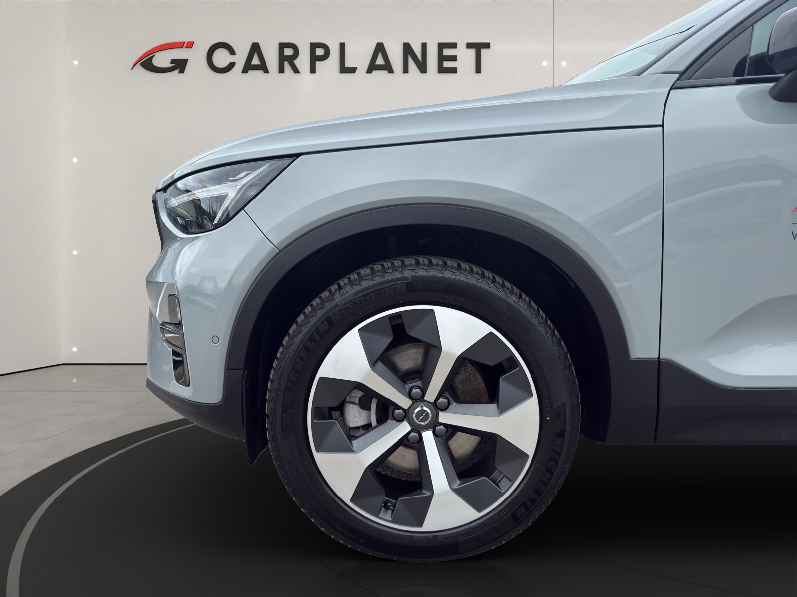 VOLVO XC40 2.0 B3 MH Plus Dark-image-7