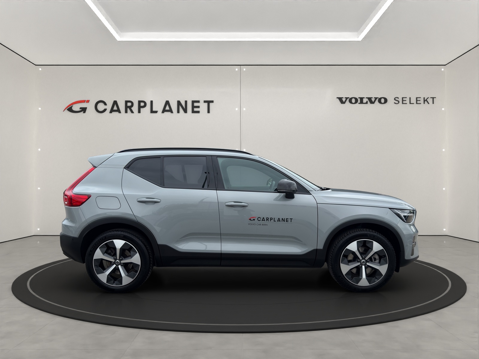 VOLVO XC40 2.0 B3 MH Plus Dark-image-2