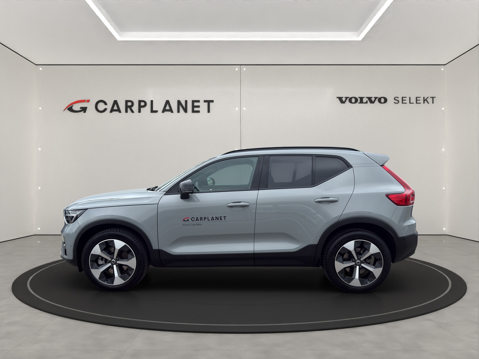 VOLVO XC40 2.0 B3 MH Plus Dark-image-1