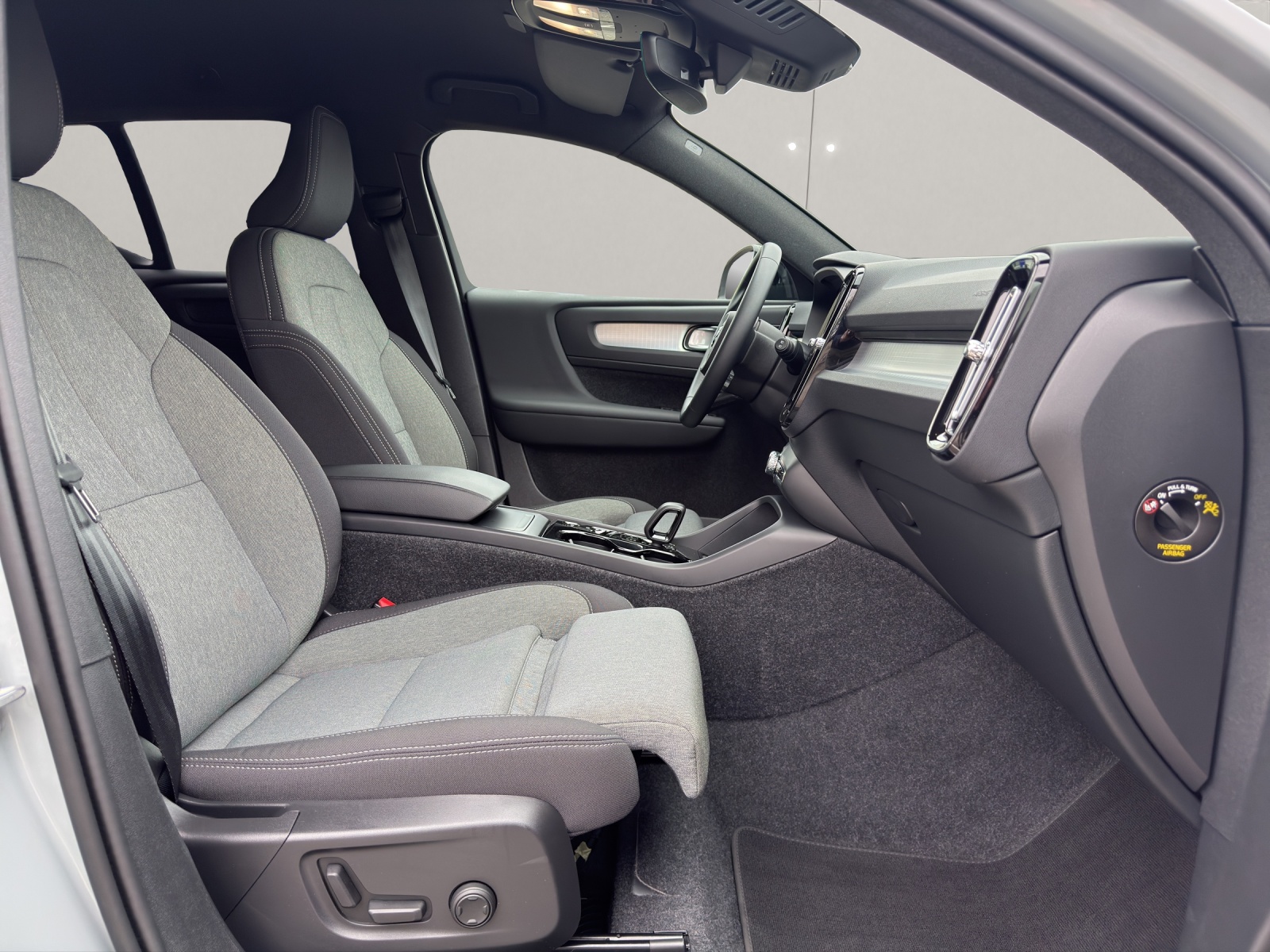 VOLVO XC40 2.0 B3 MH Plus Dark-image-9