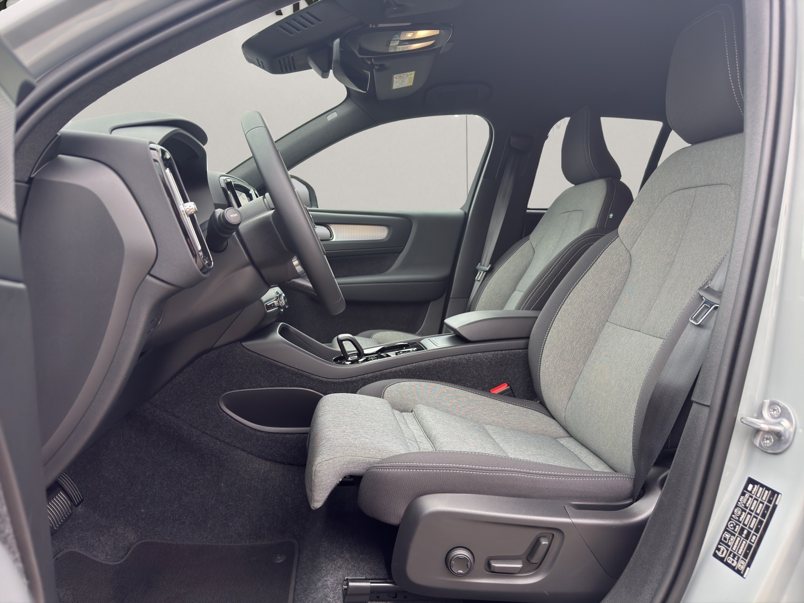 VOLVO XC40 2.0 B3 MH Plus Dark-image-8
