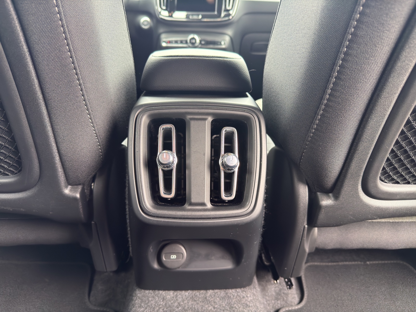 VOLVO XC40 2.0 B3 MH Plus Dark-image-12