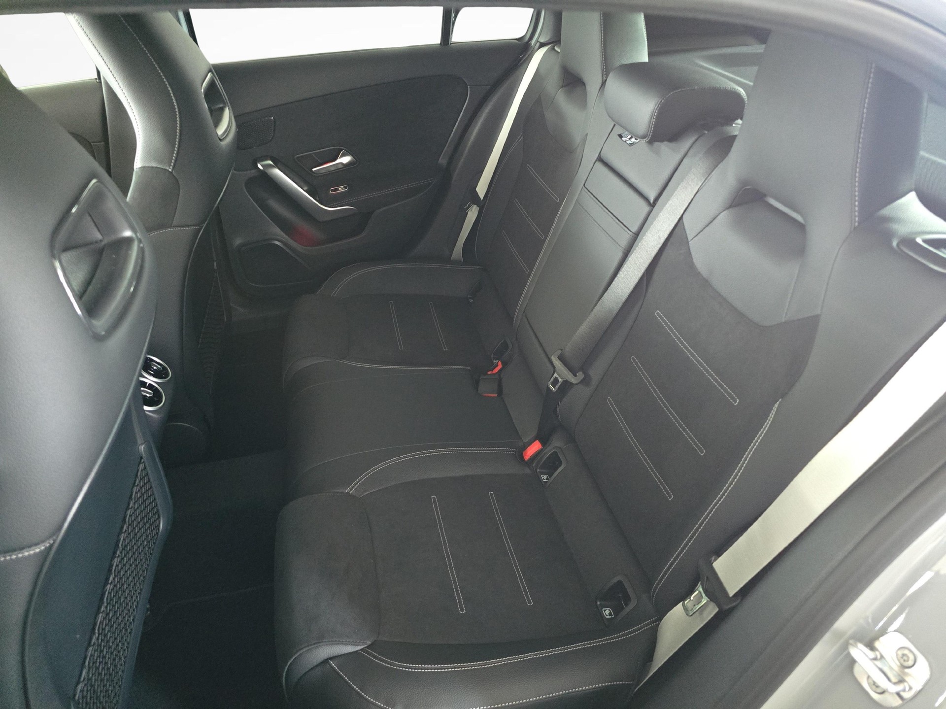 MERCEDES-BENZ A 250 e EQ Star AMG Line-image-10