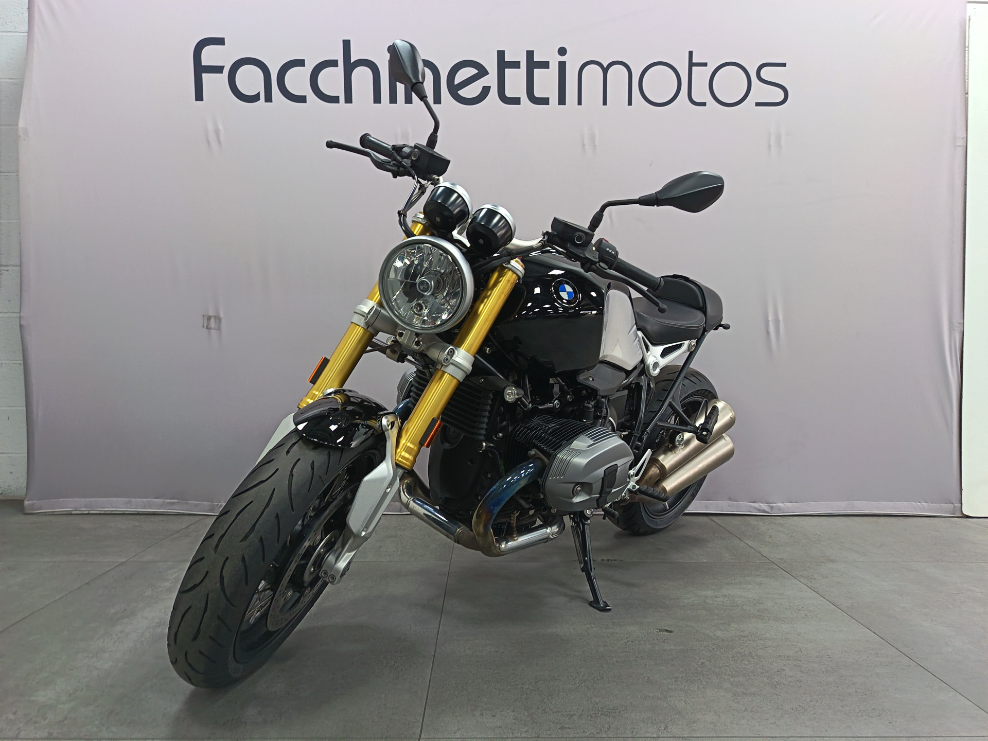 BMW R nineT-showroom-element-2