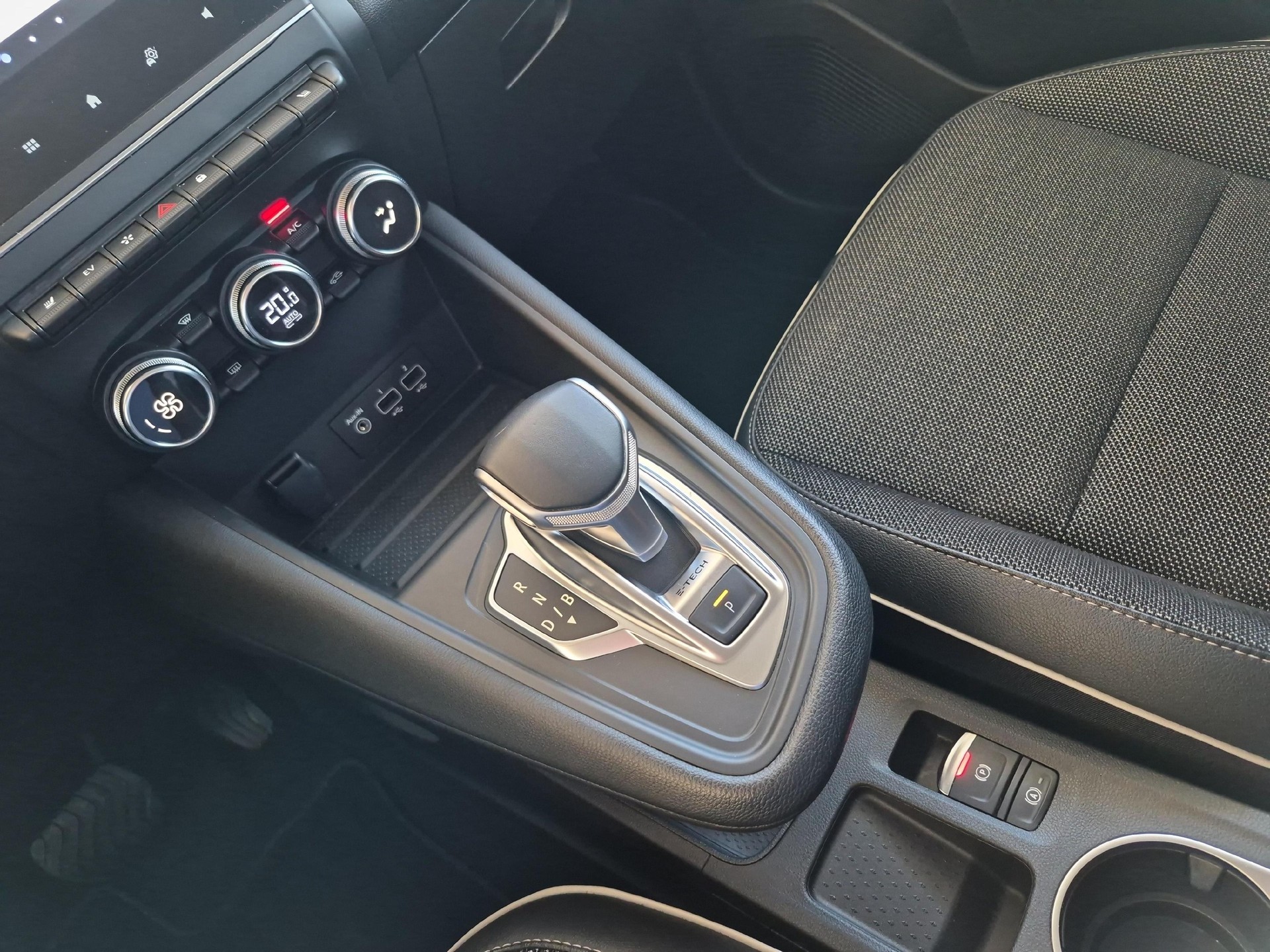 RENAULT Captur 1.6 E-Tech techno / Jetzt mit attraktivem 1.99% Leasing-image-15